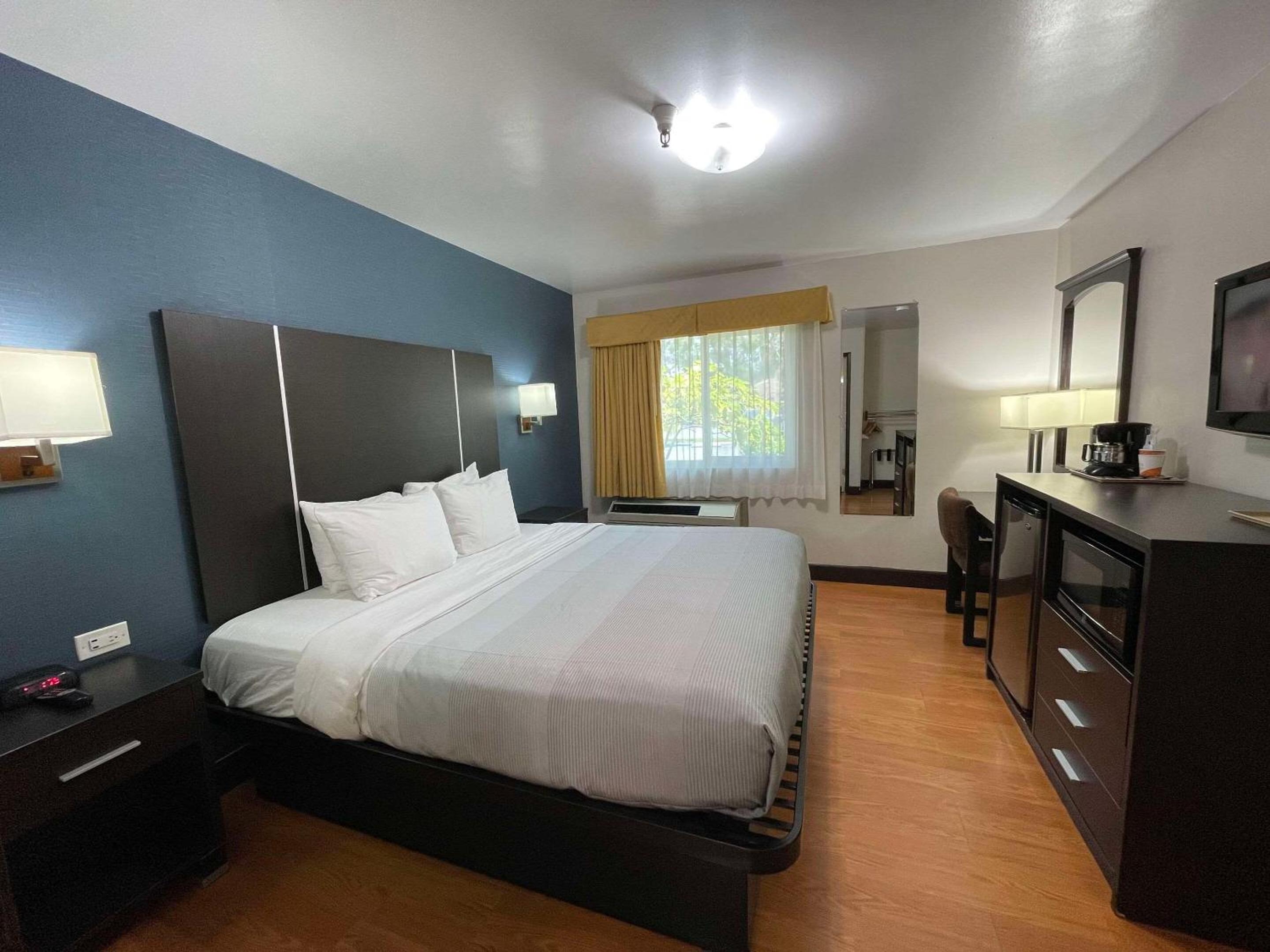 Standard Room, 1 King Bed, Accessible Tub, Non Smoking - Photo 1