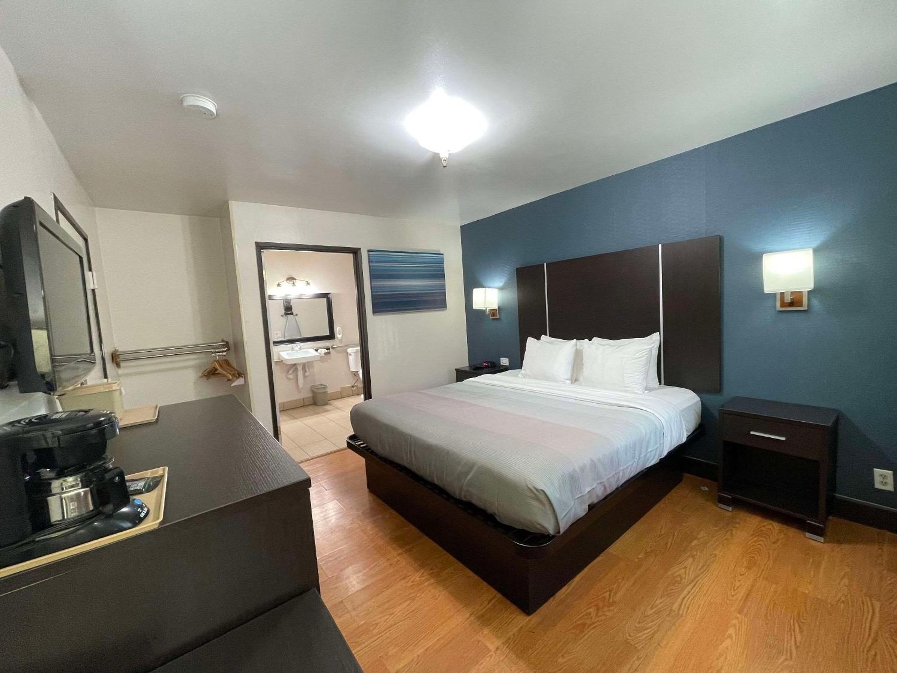 Standard Room, 1 King Bed, Accessible Tub, Non Smoking - Photo 5