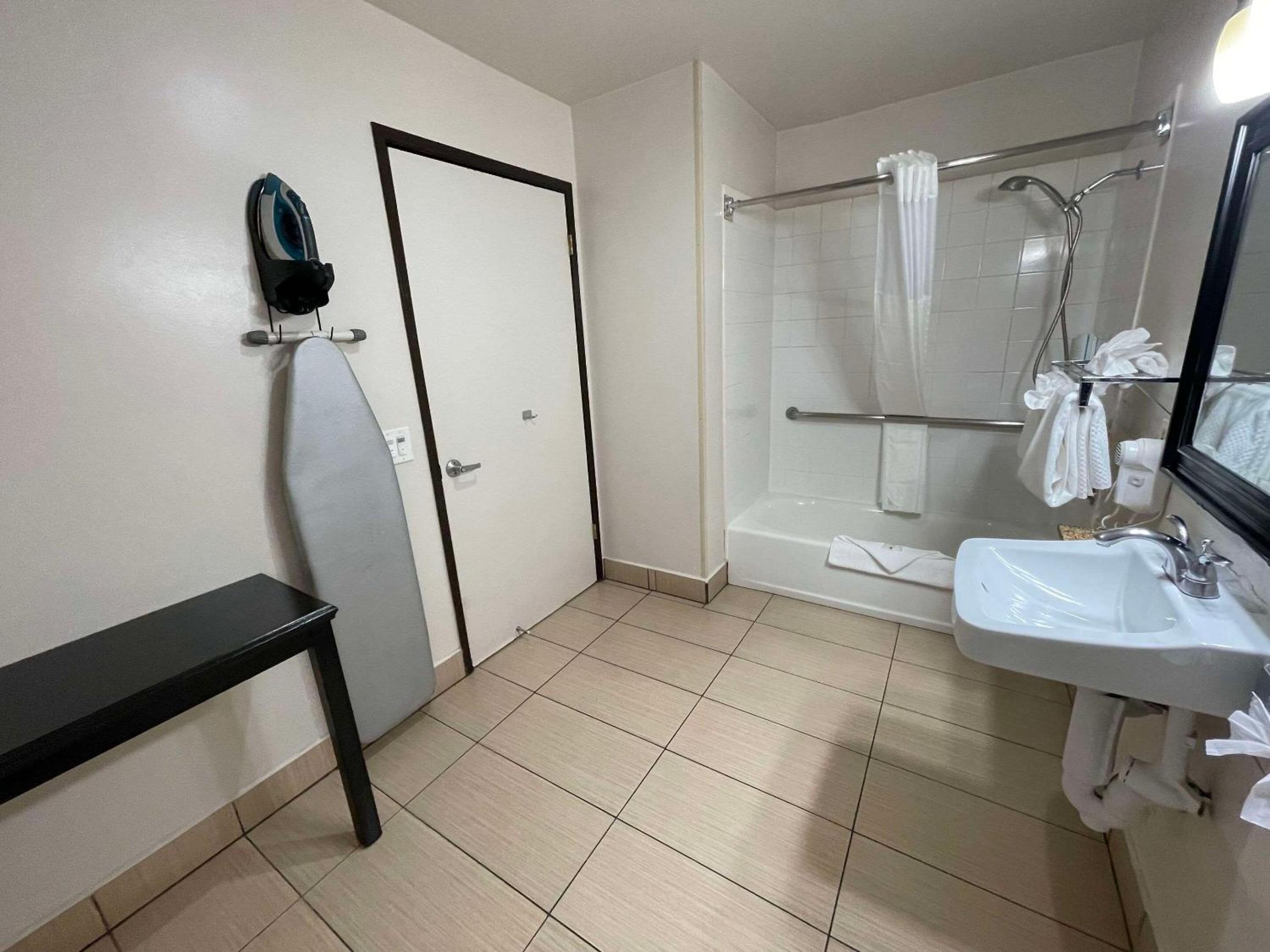 Standard Room, 1 King Bed, Accessible Tub, Non Smoking - Photo 2