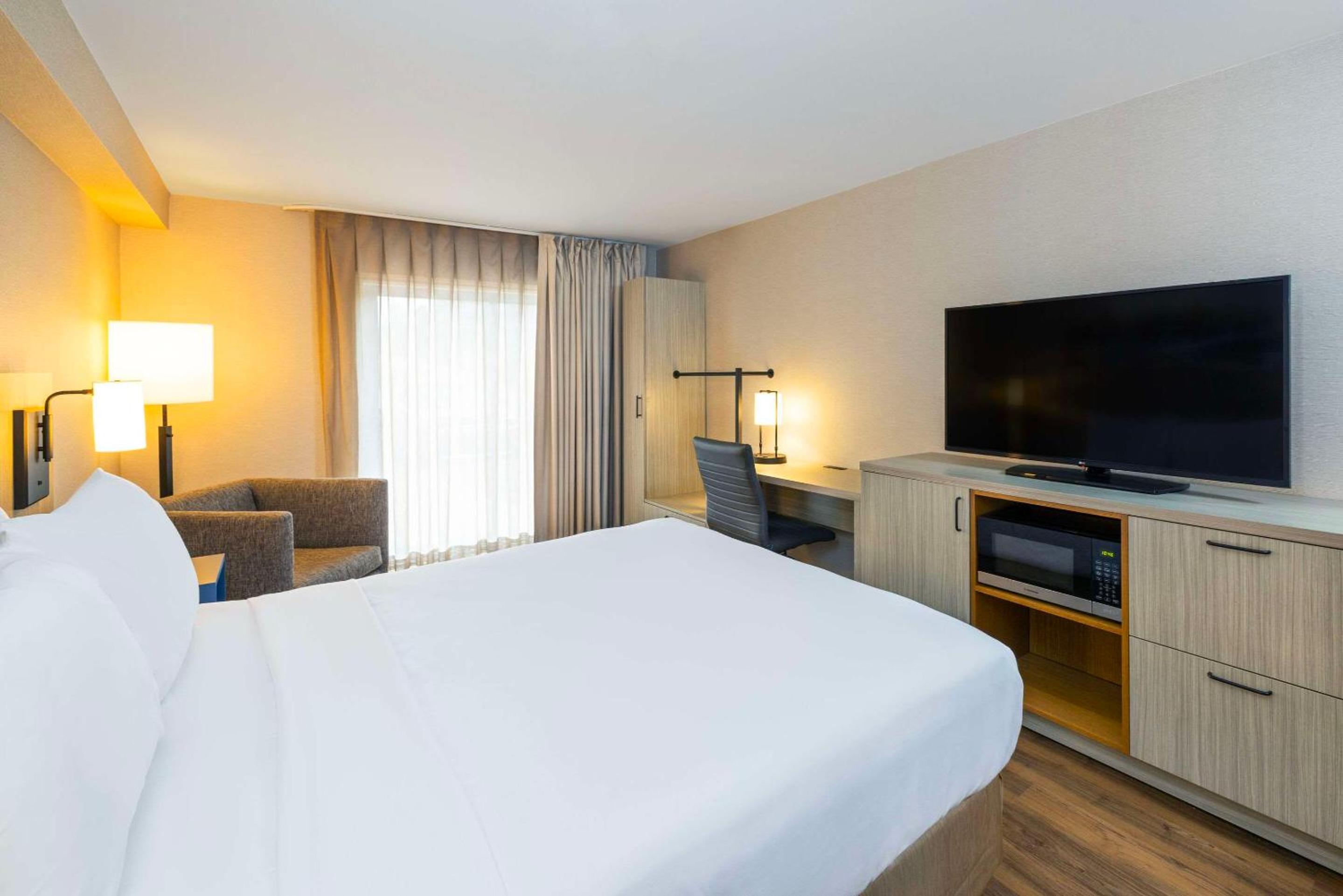 Standard King Room - Non-Smoking  - Photo 3