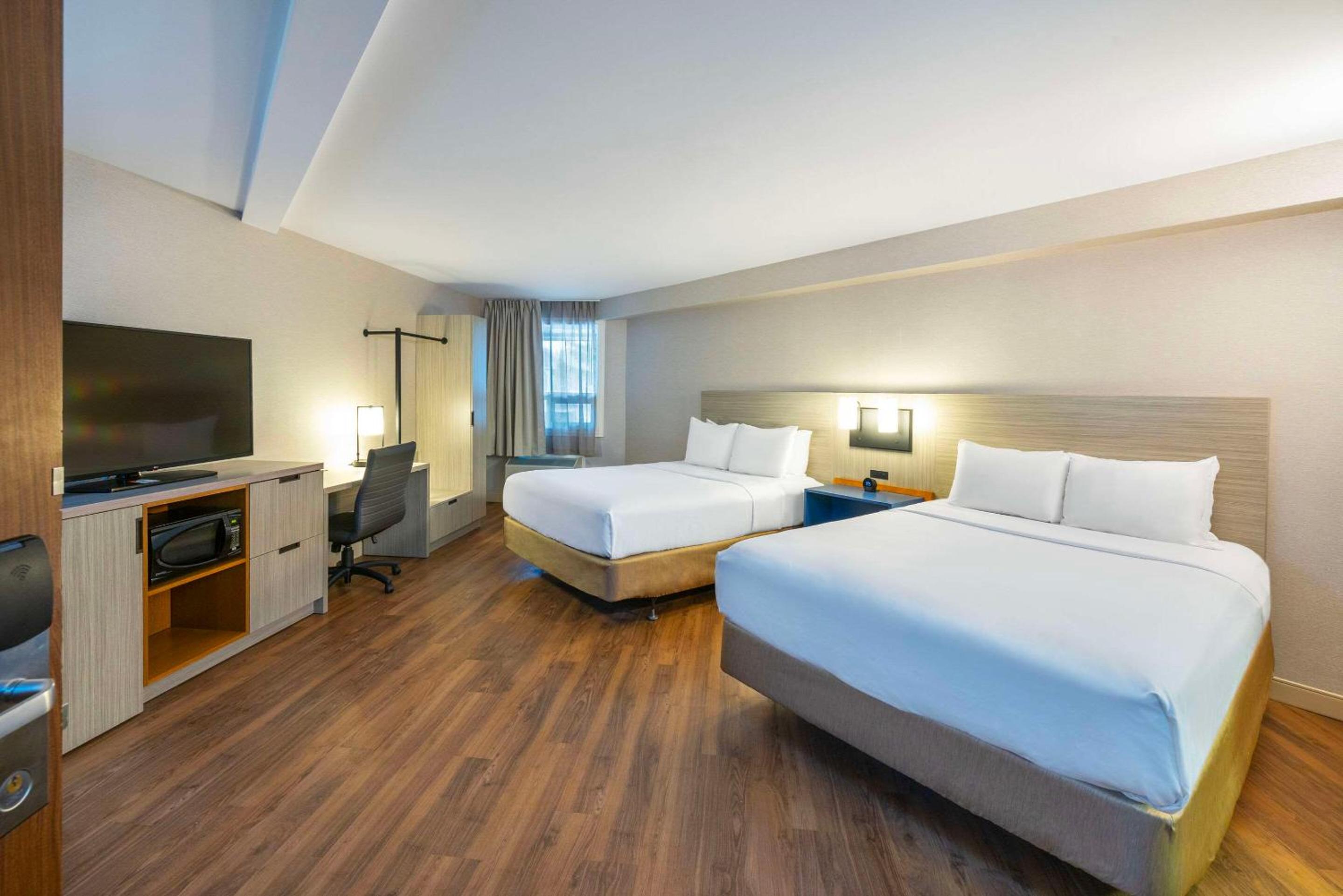 Queen Room with Two Queen Beds - Non-Smoking - Photo 2