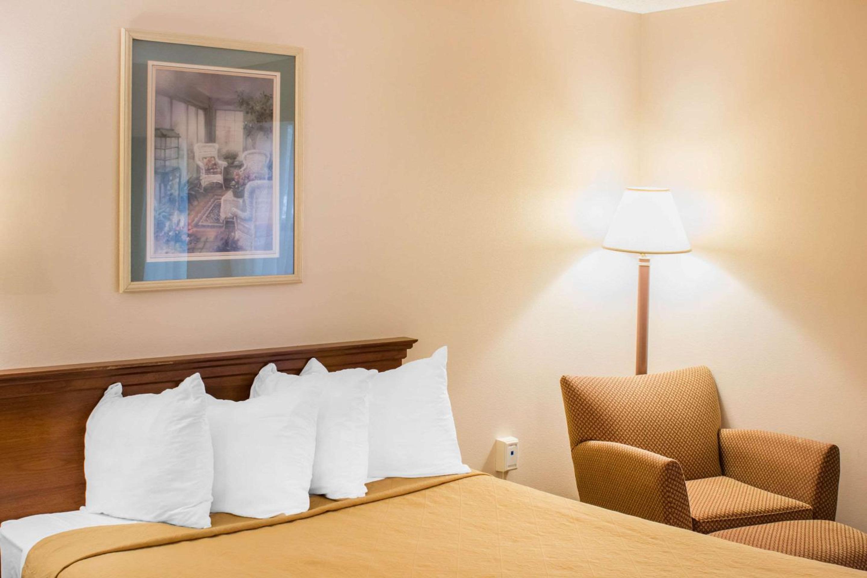 Queen Room with Two Queen Beds - Non-Smoking photo 2