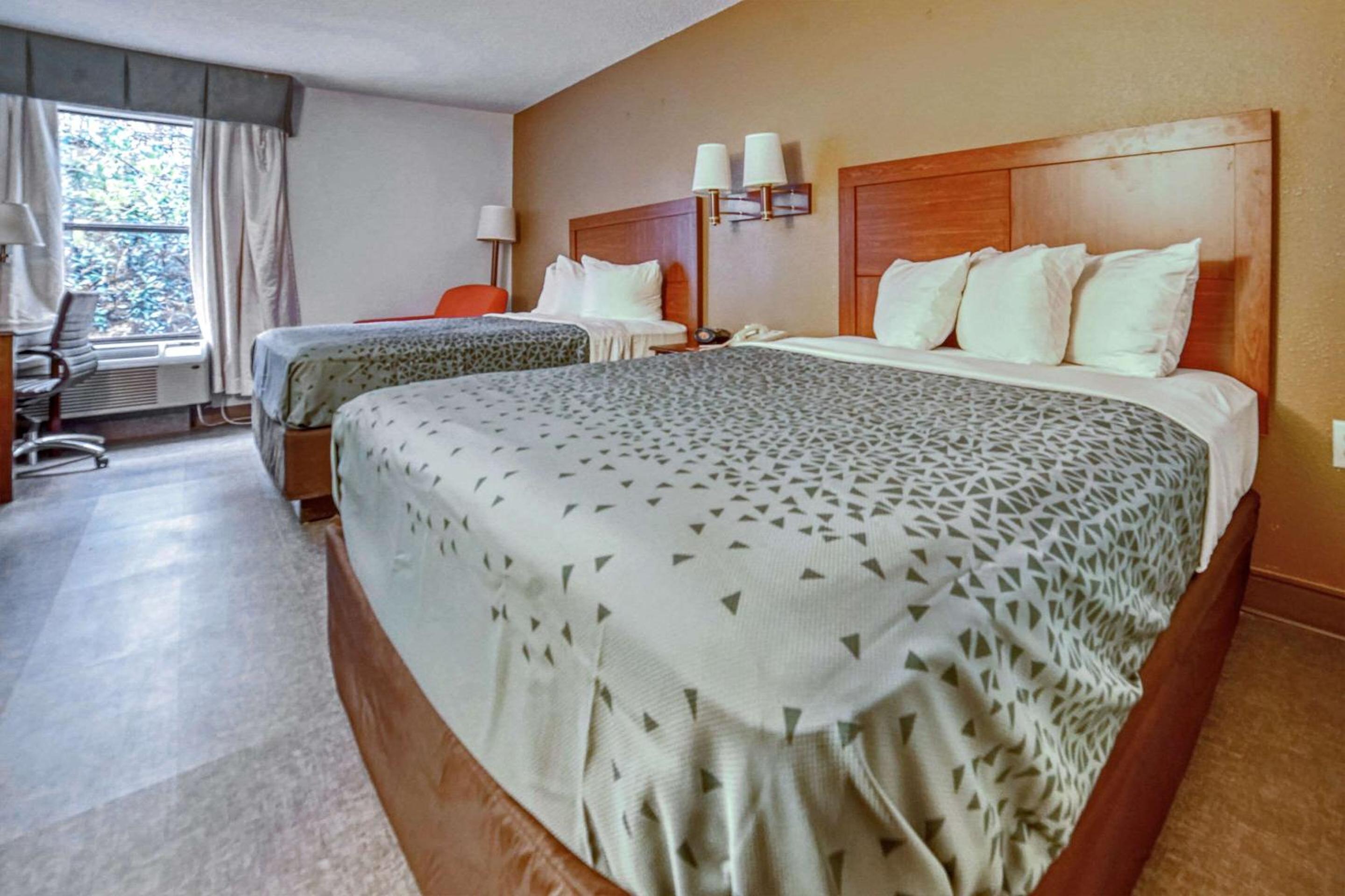 Queen Room with Two Queen Beds - Non-Smoking photo 3