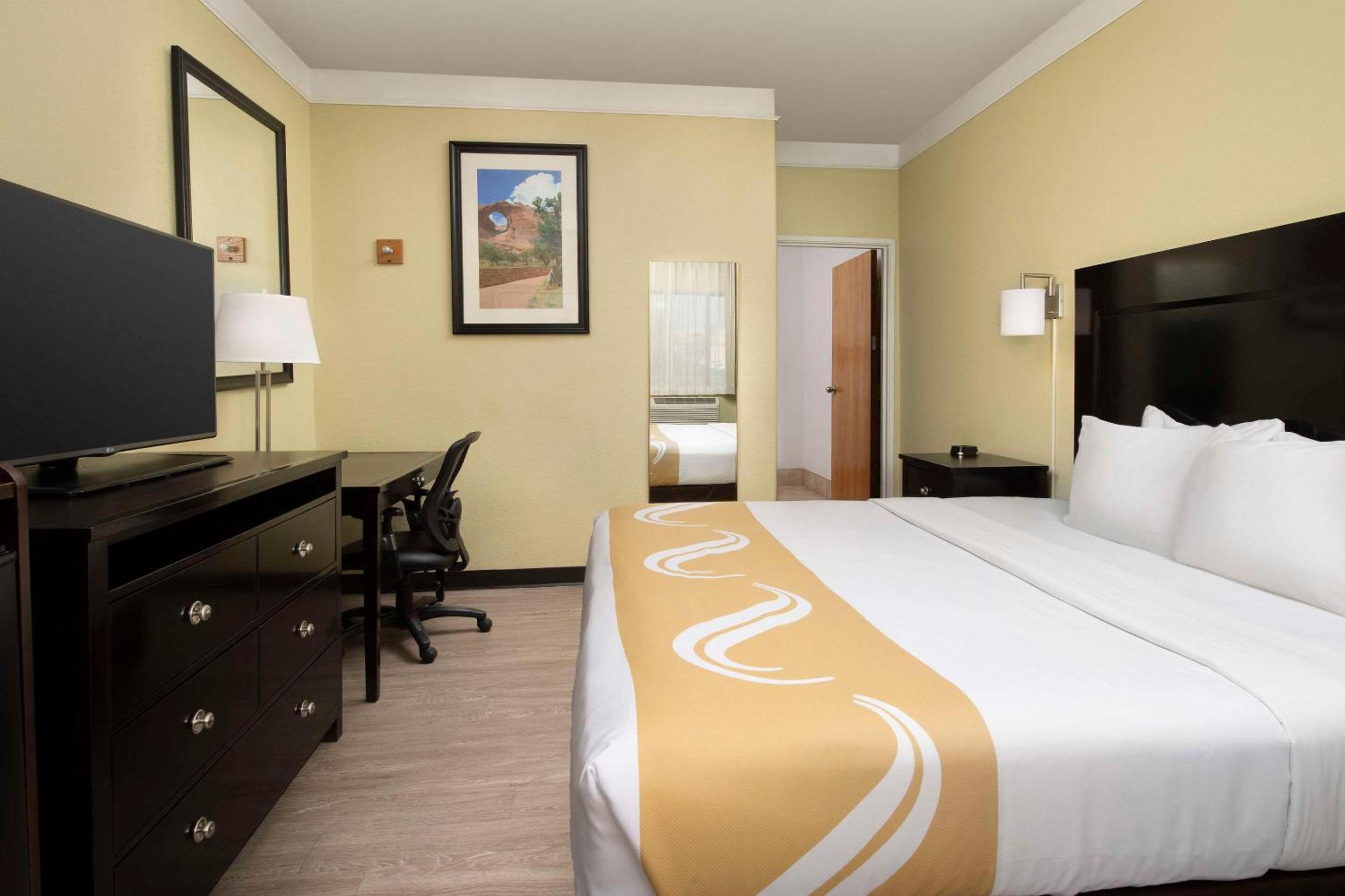 Standard King Room - Non-Smoking/Pet-Friendly - Photo 4