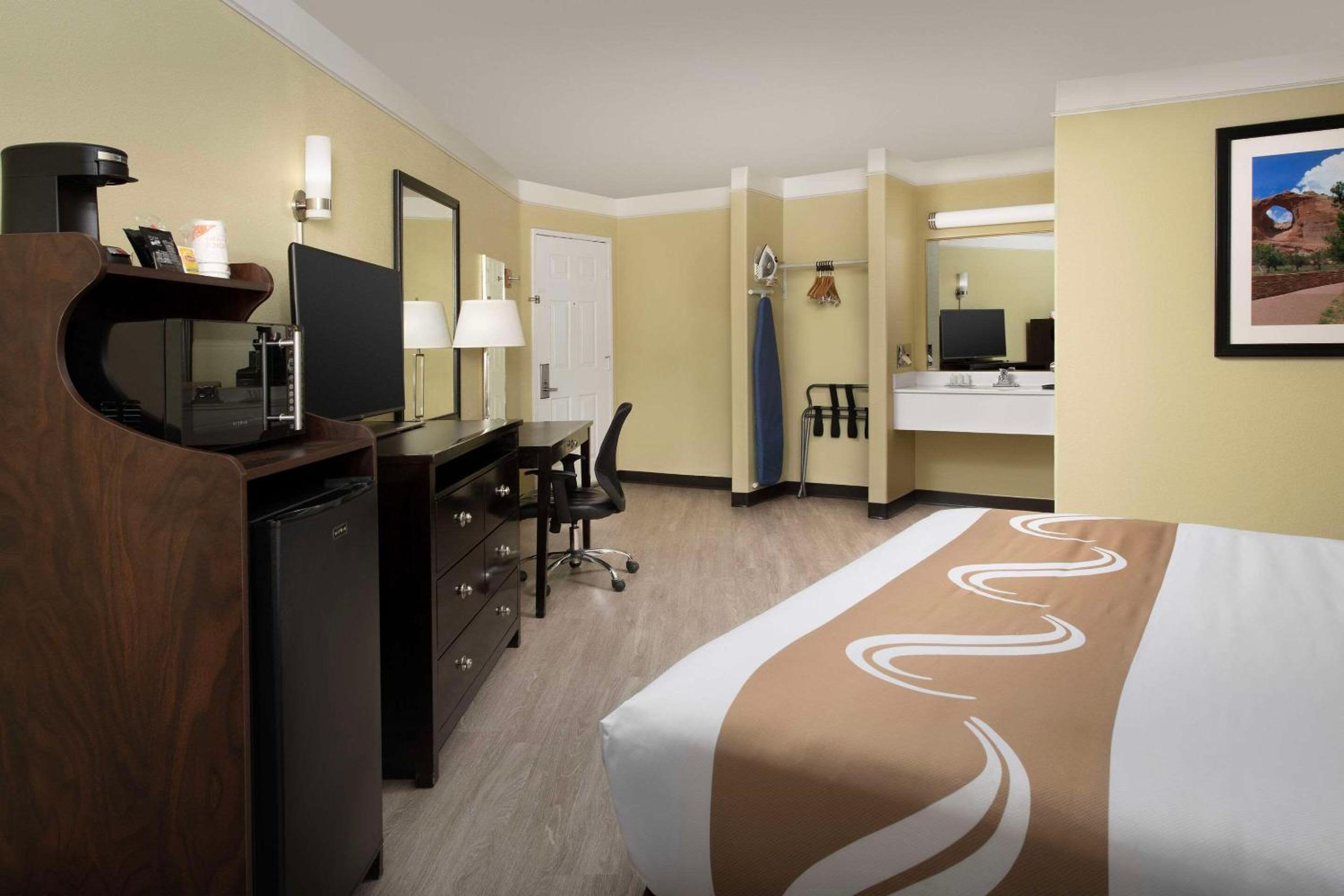 Standard King Room - Non-Smoking  - Photo 5