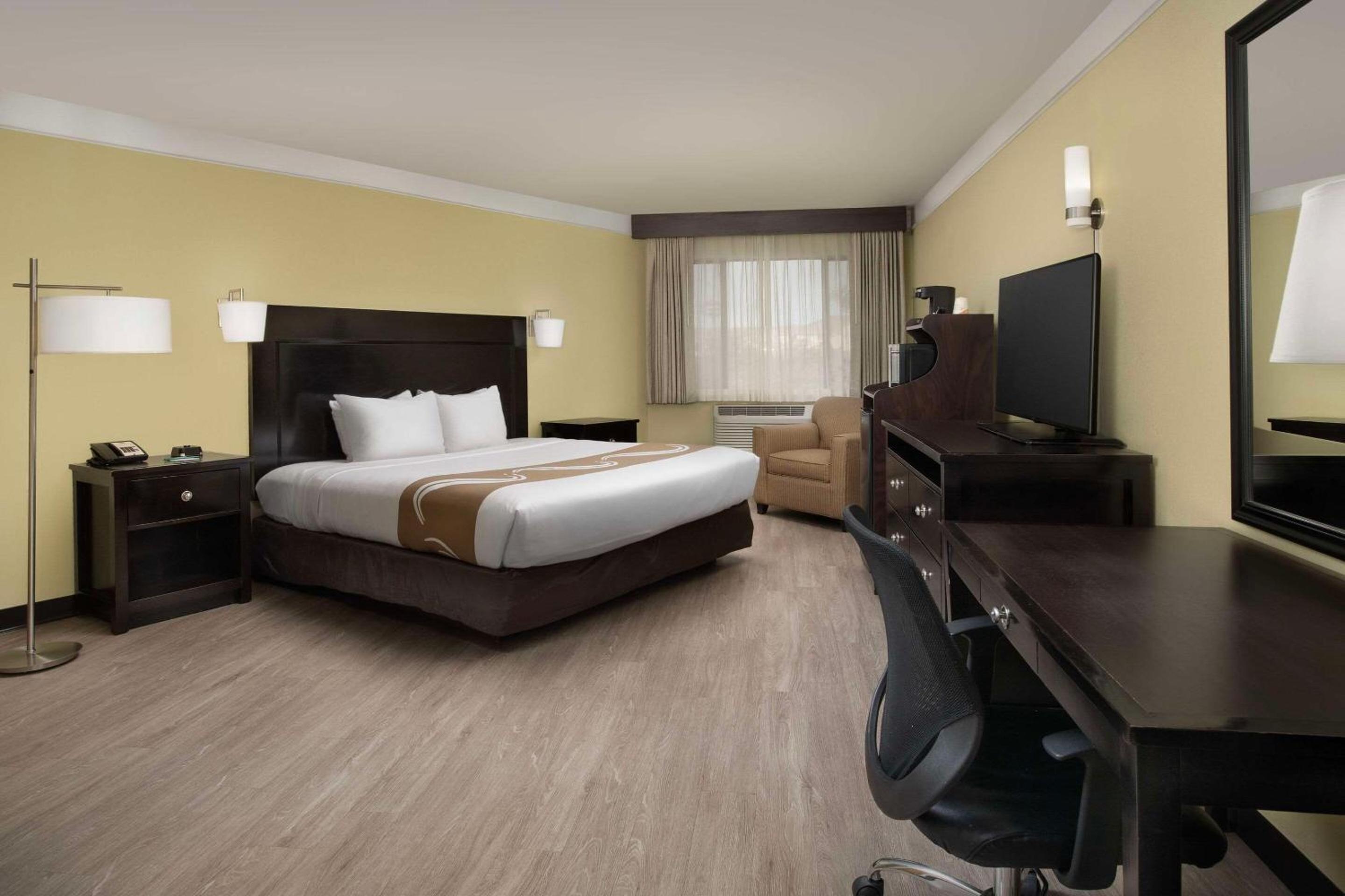 Standard King Room - Non-Smoking  - Photo 1