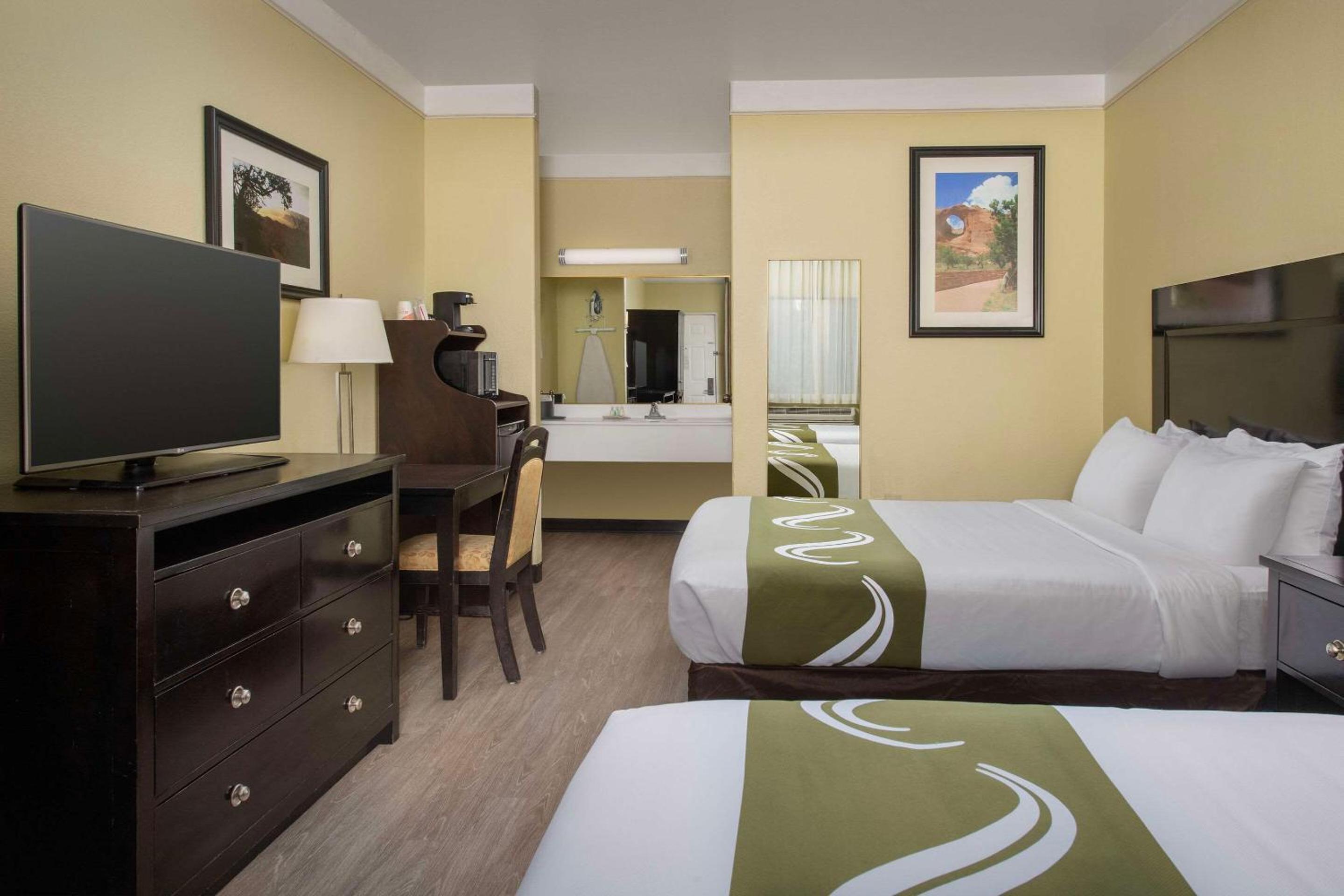 Standard Queen Room with Two Queen Beds - Non-Smoking - Photo 5