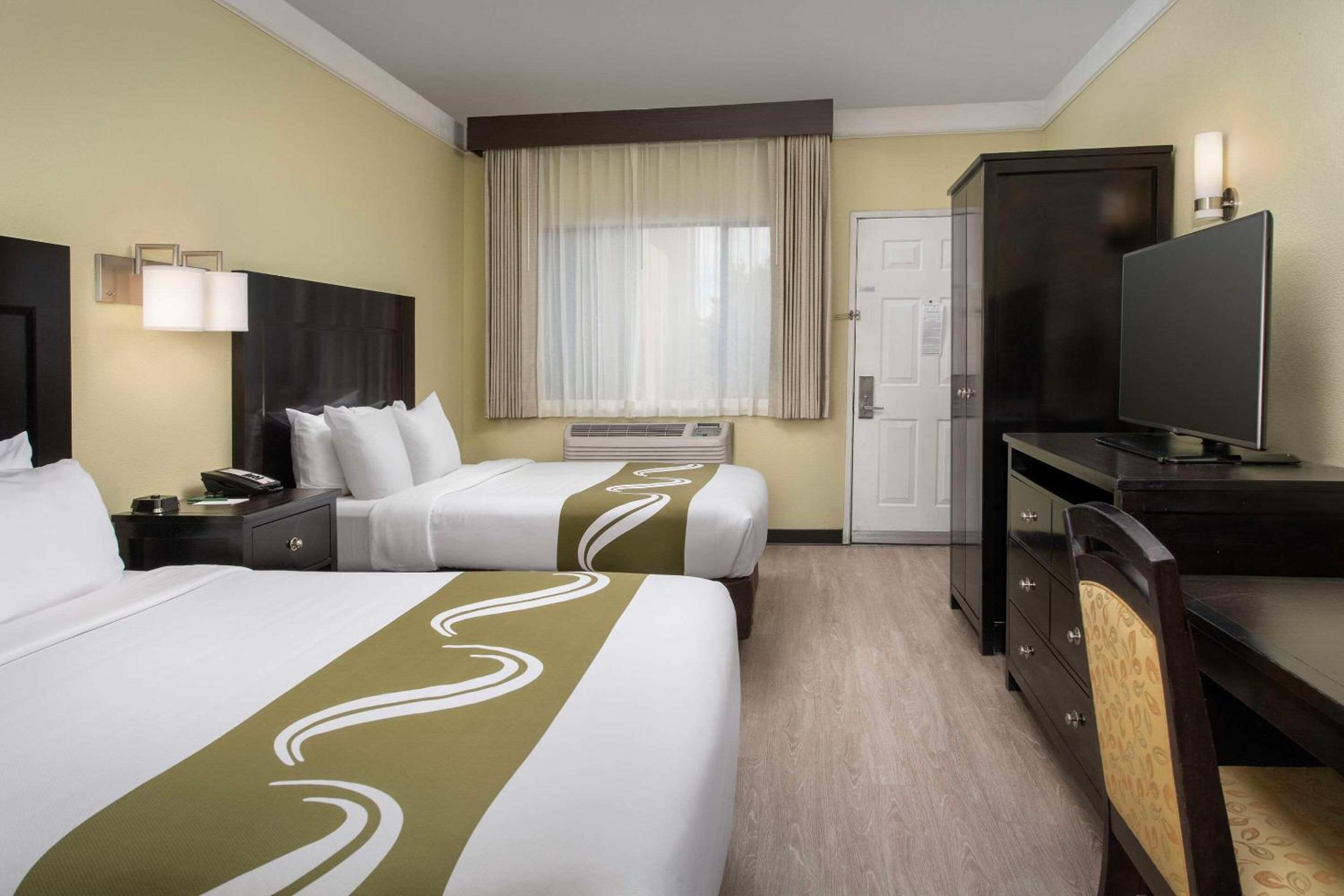 Standard Queen Room with Two Queen Beds - Non-Smoking - Photo 2