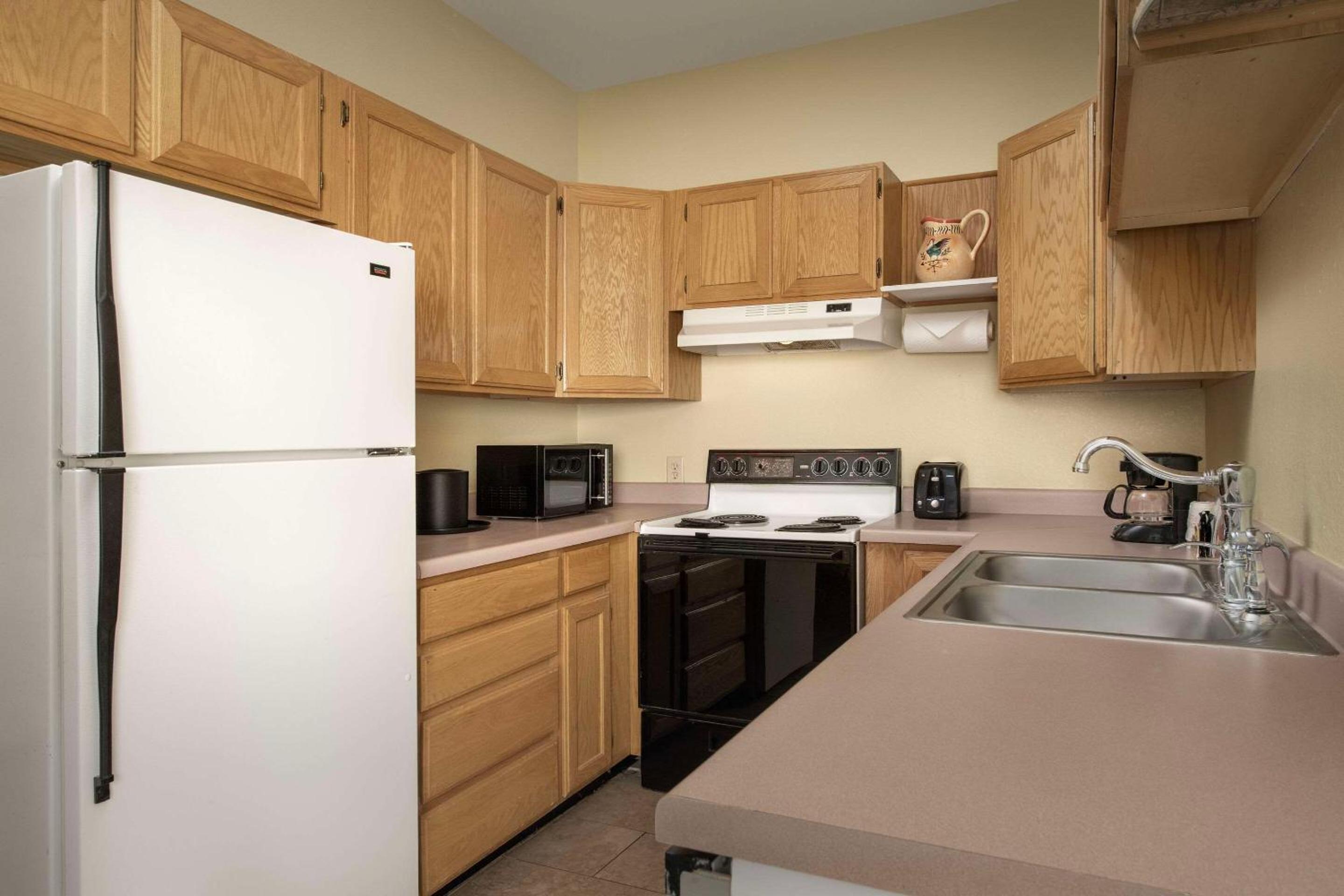King Suite with Living Room and Kitchen - Non-Smoking photo 3