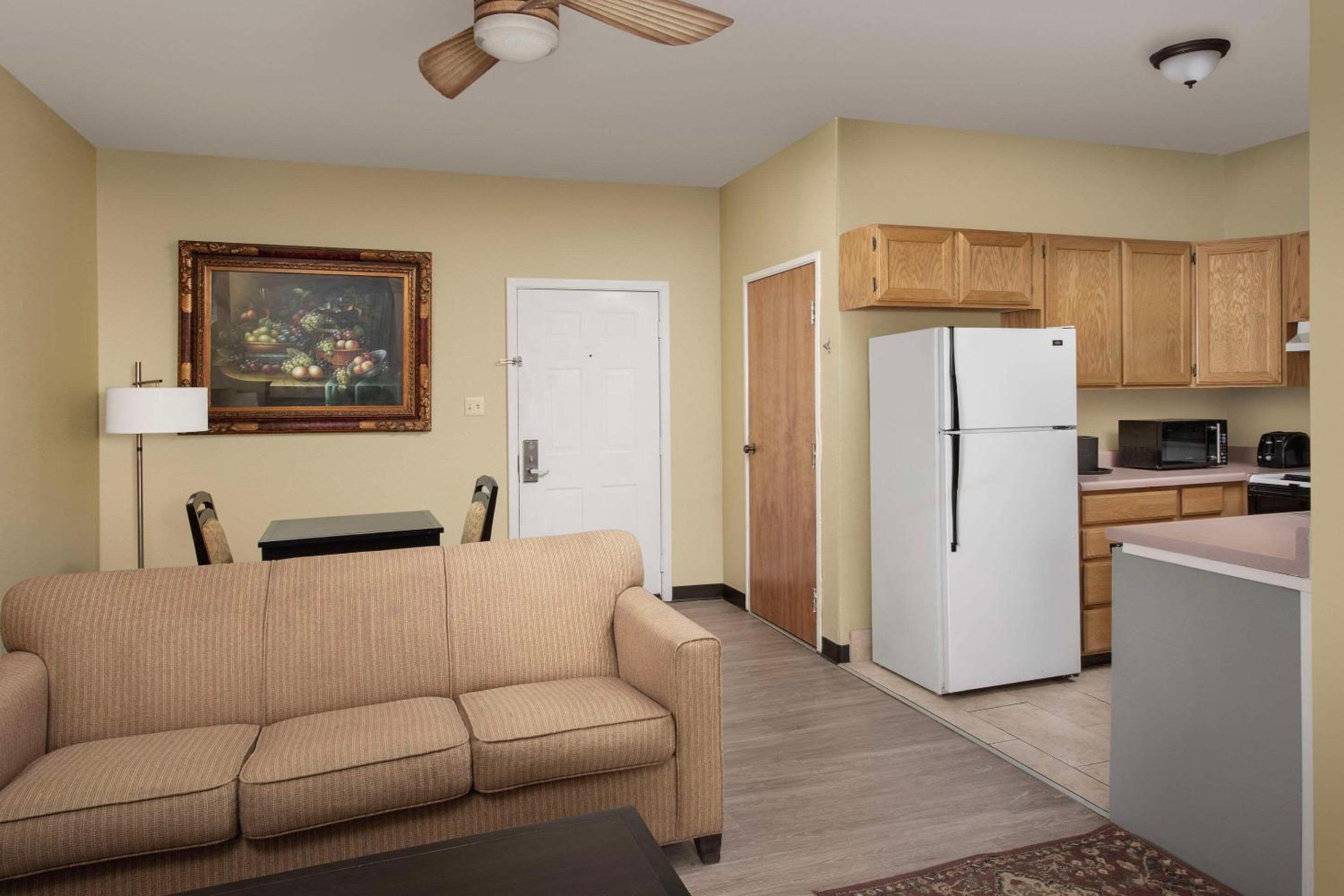 King Suite with Living Room and Kitchen - Non-Smoking photo 2