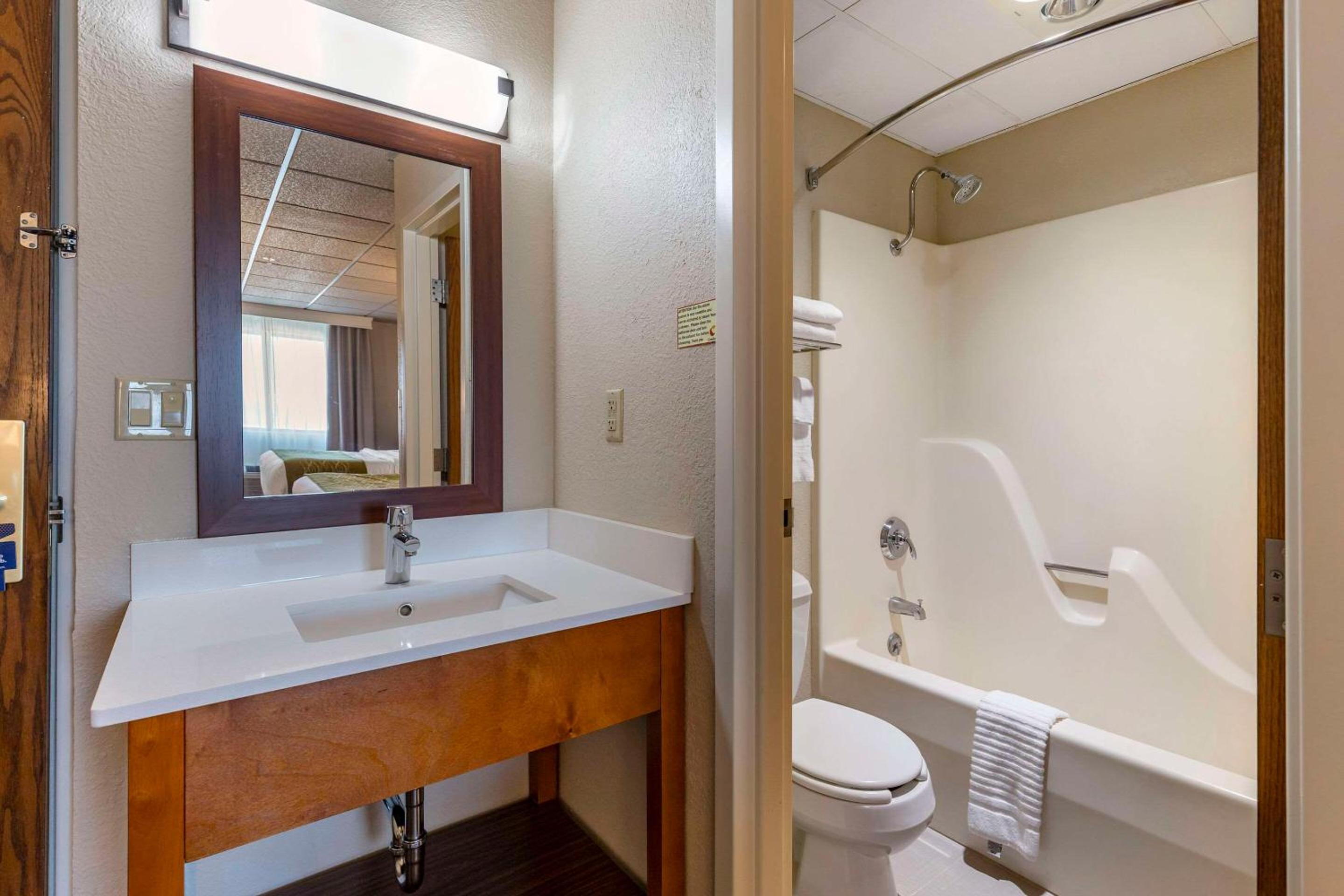 Queen Room with Two Queen Beds - Non-Smoking - Photo 4