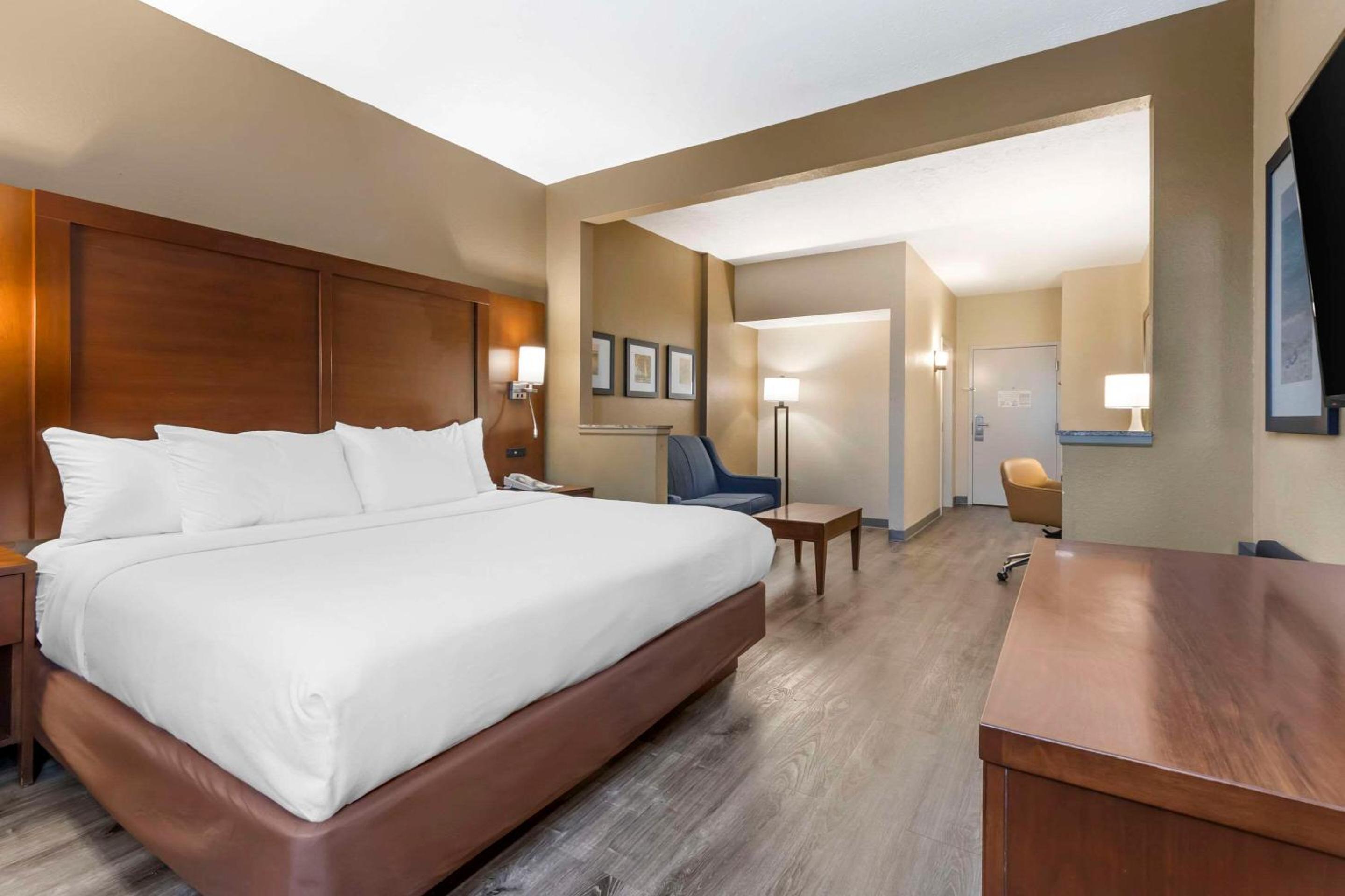 King Suite - Accessible/Non-Smoking - Photo 2