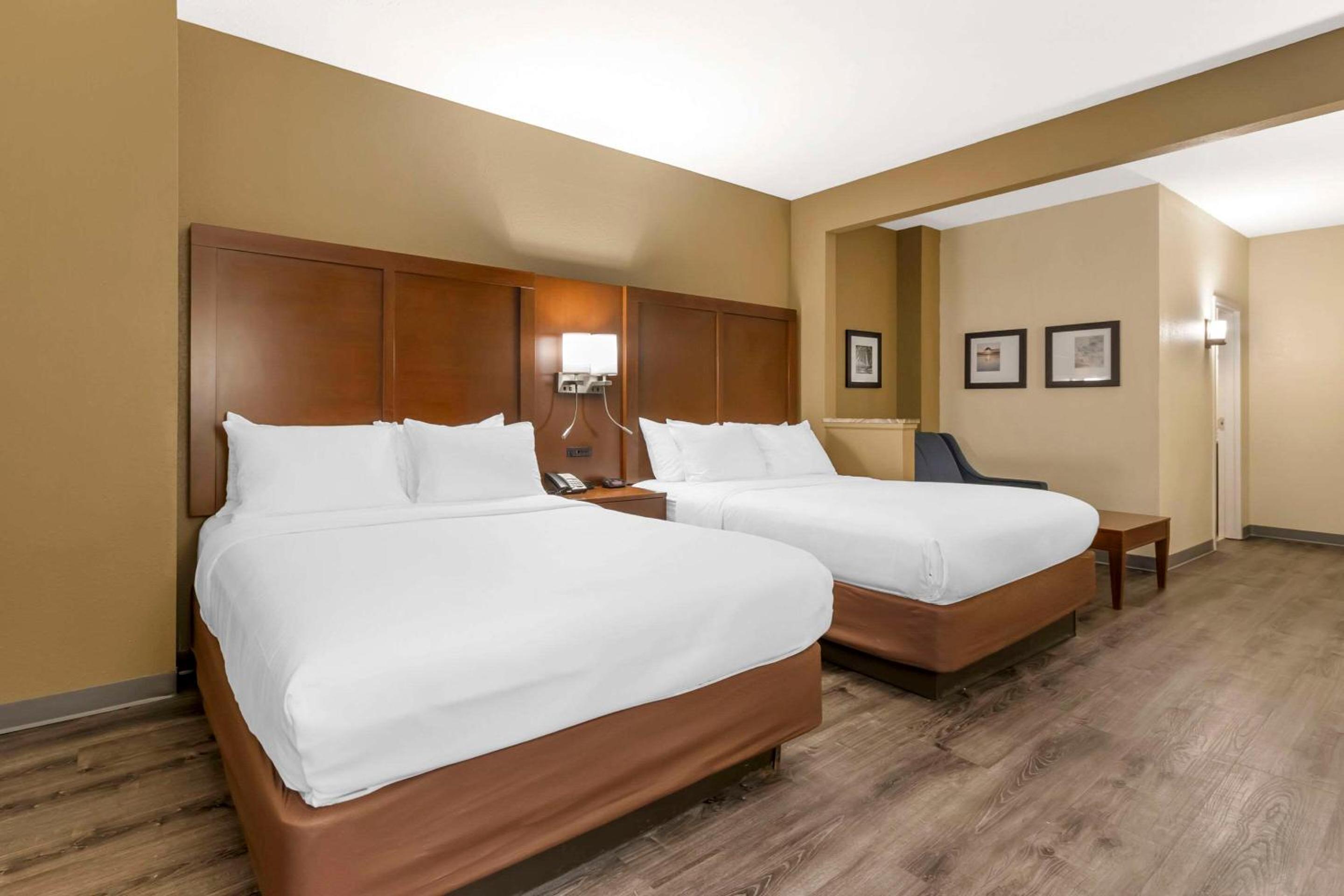 Queen Suite with Two Queen Beds - Non-Smoking - Photo 1