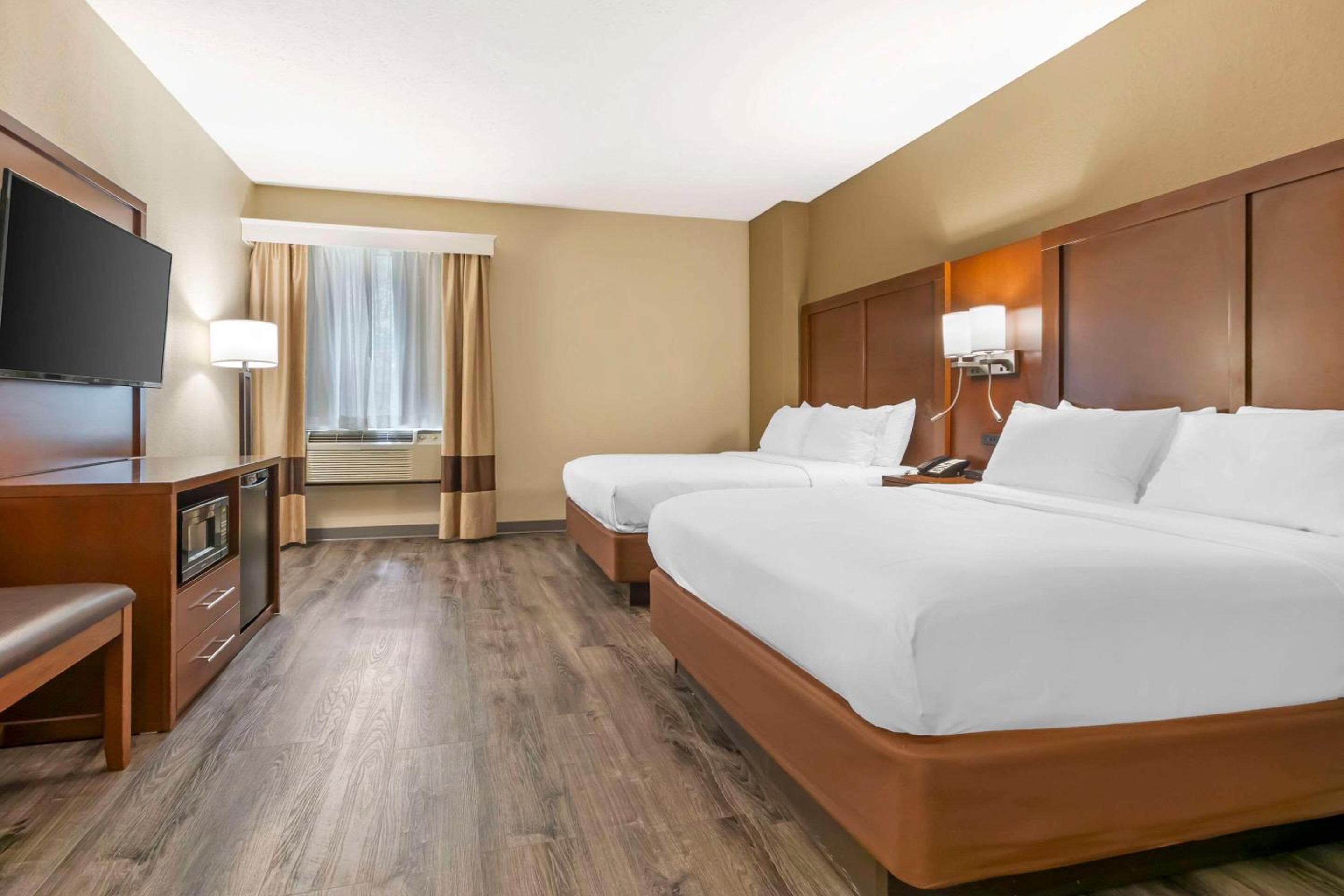 Queen Suite with Two Queen Beds - Non-Smoking - Photo 4