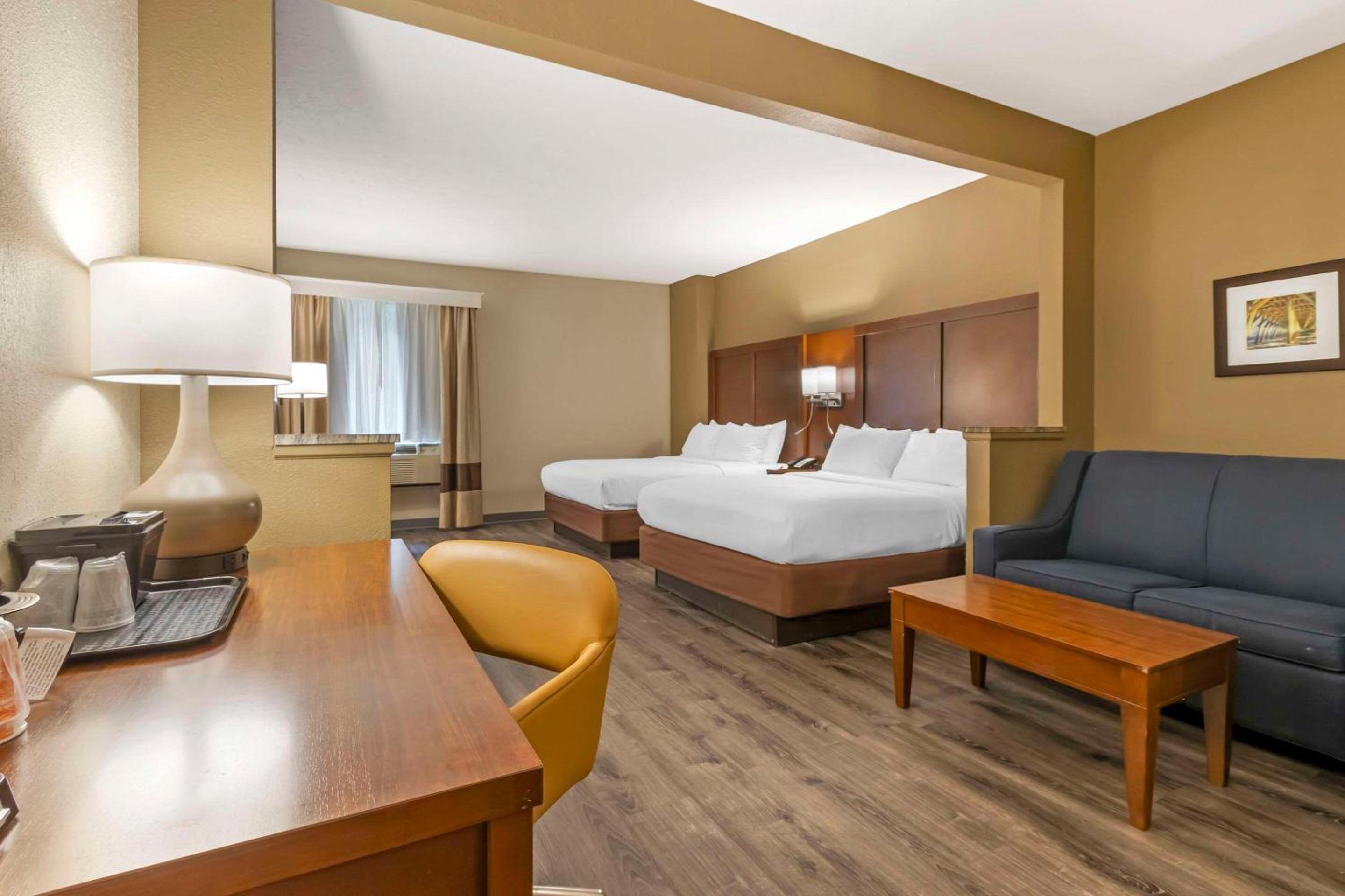 Queen Suite with Two Queen Beds - Non-Smoking - Photo 2