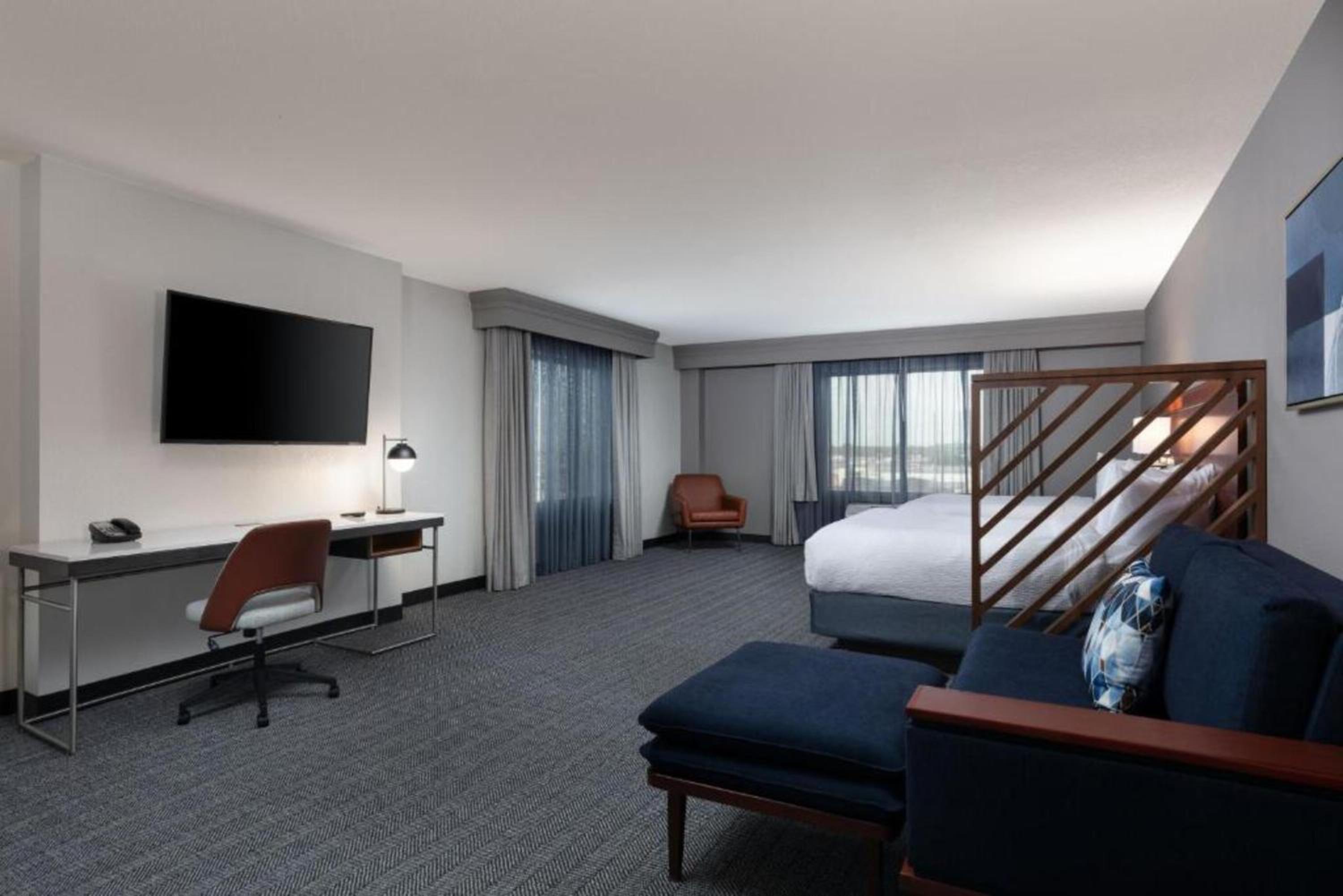 Junior Queen Suite - Photo 2