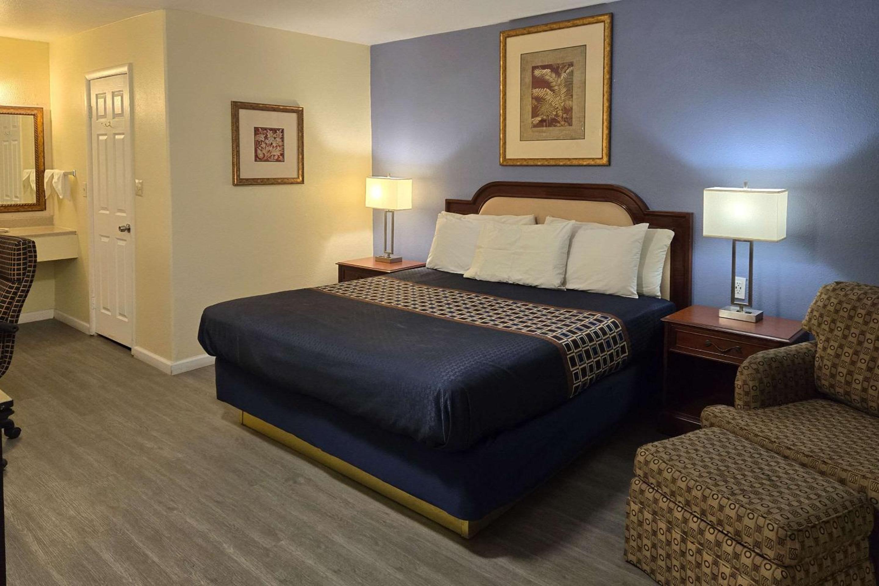 King Room with Pool View - Photo 13