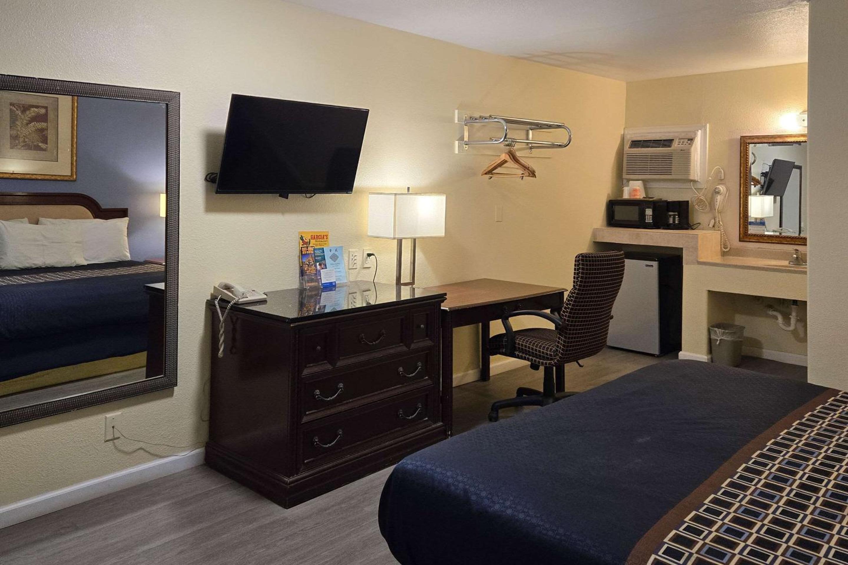 King Room with Pool View - Photo 4