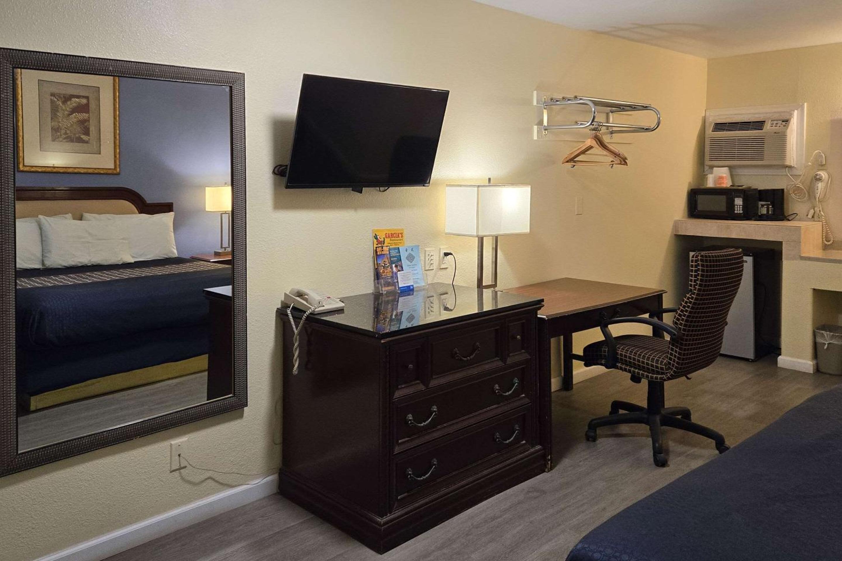 King Room with Pool View - Photo 3