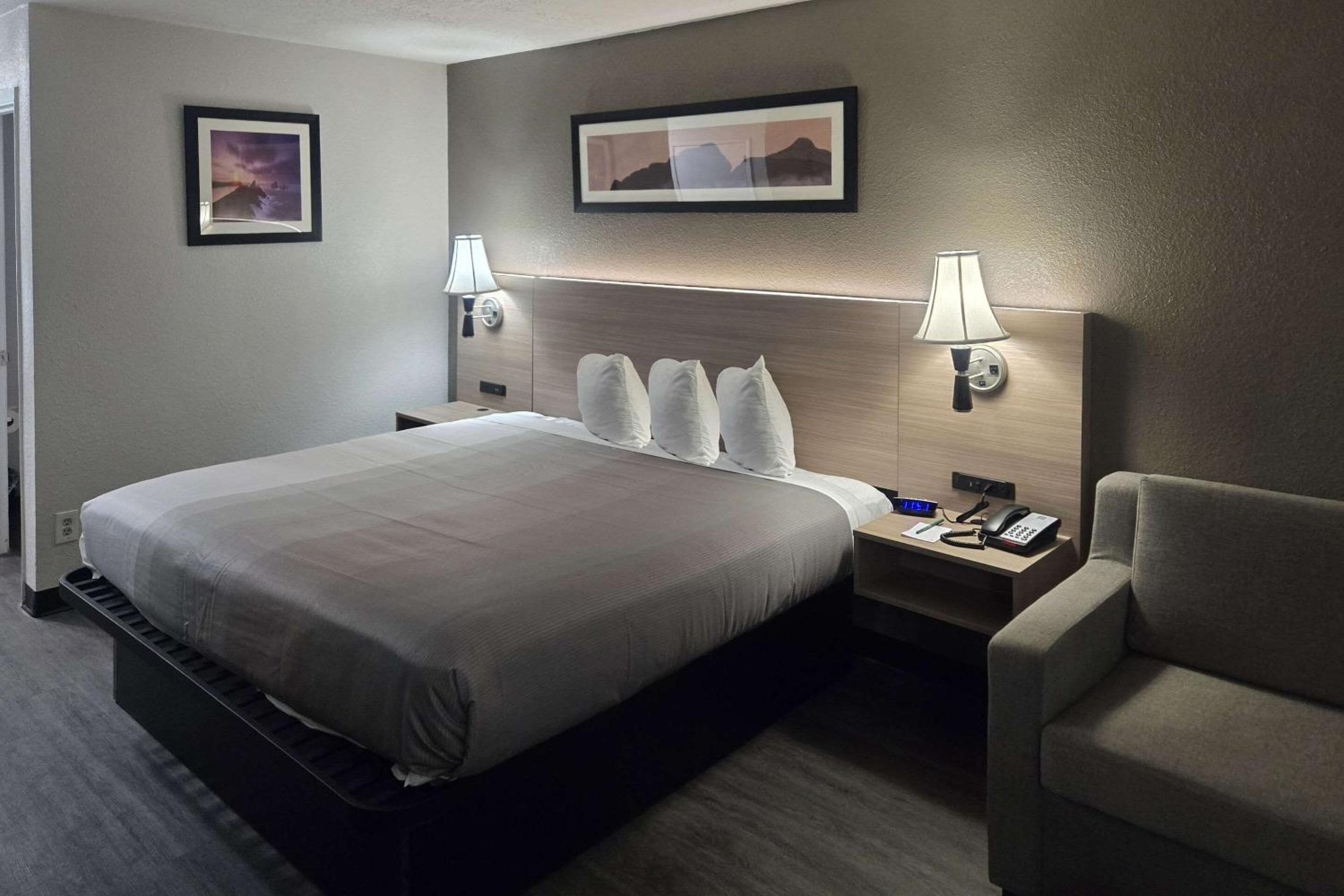 King Room - Non Smoking - Photo 1