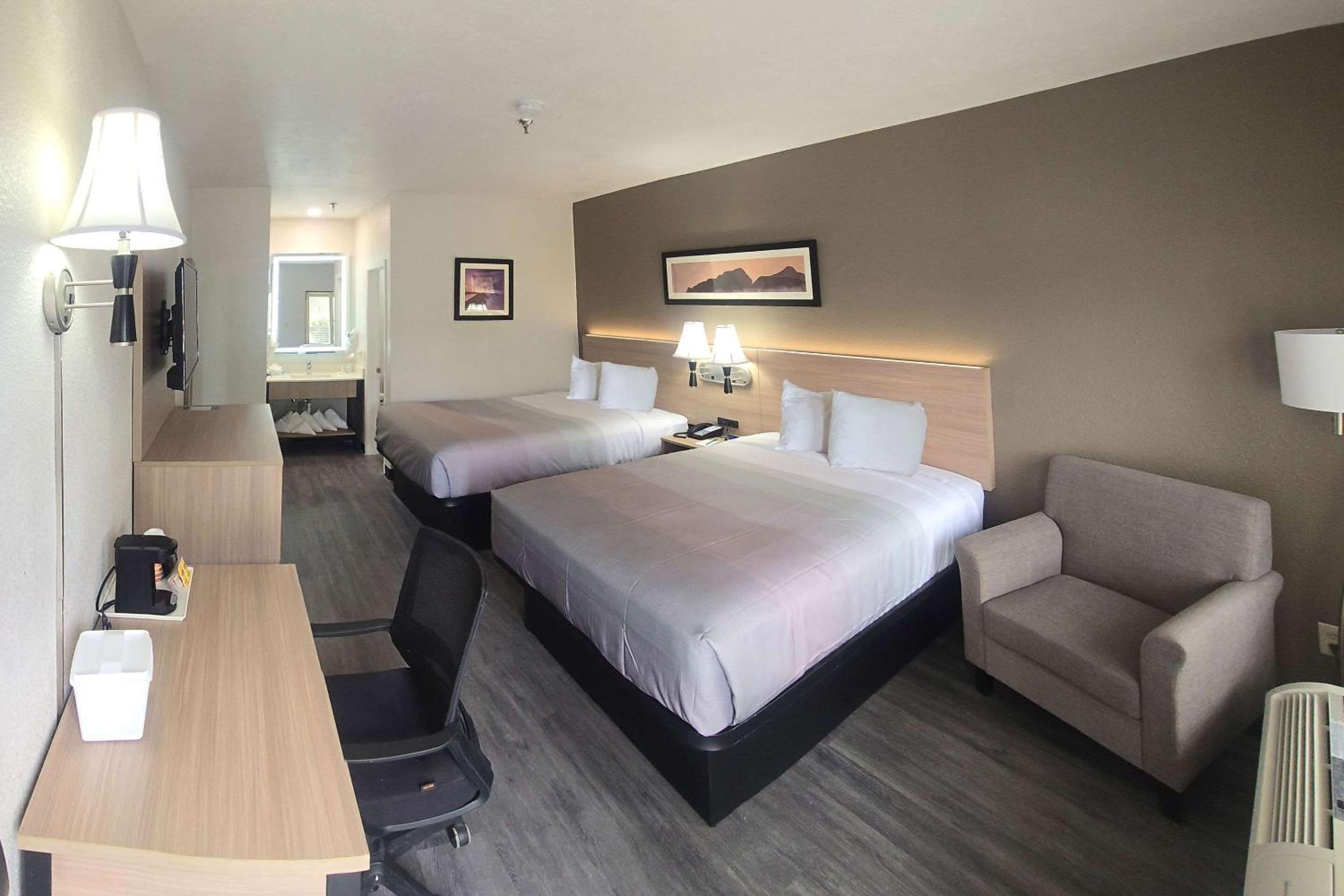 Quadruple Room with Two Queen Beds - Non Smoking - Photo 1