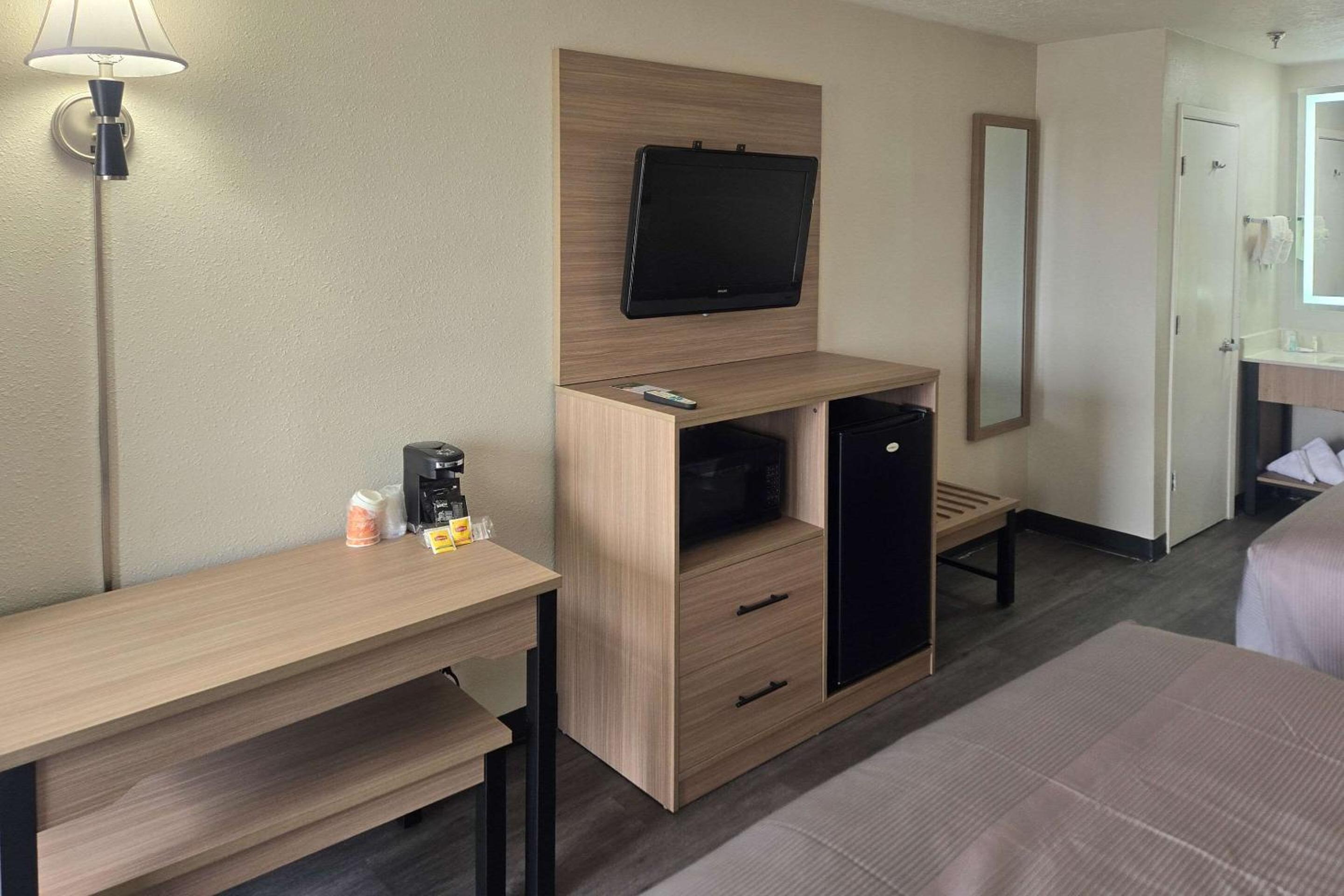 Queen Room - Disability Access/Non Smoking - Photo 5