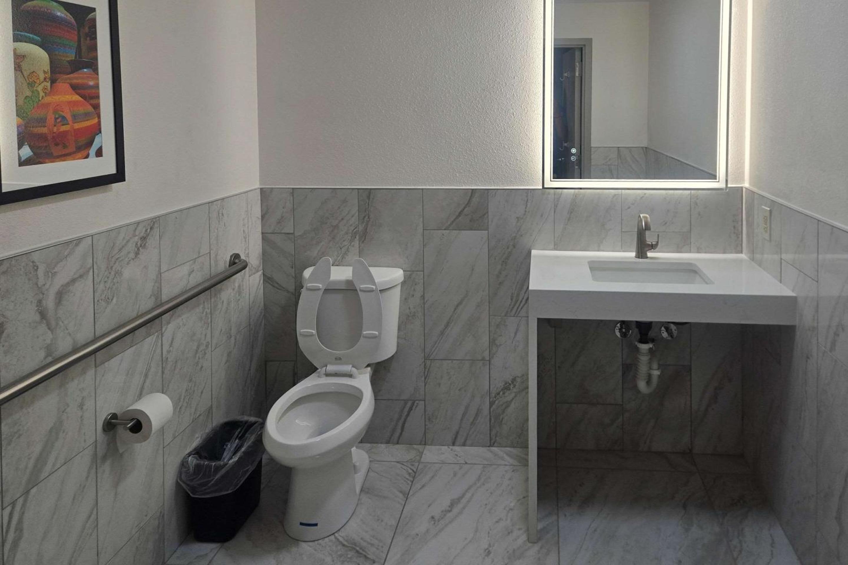 Queen Room - Disability Access/Non Smoking - Photo 2