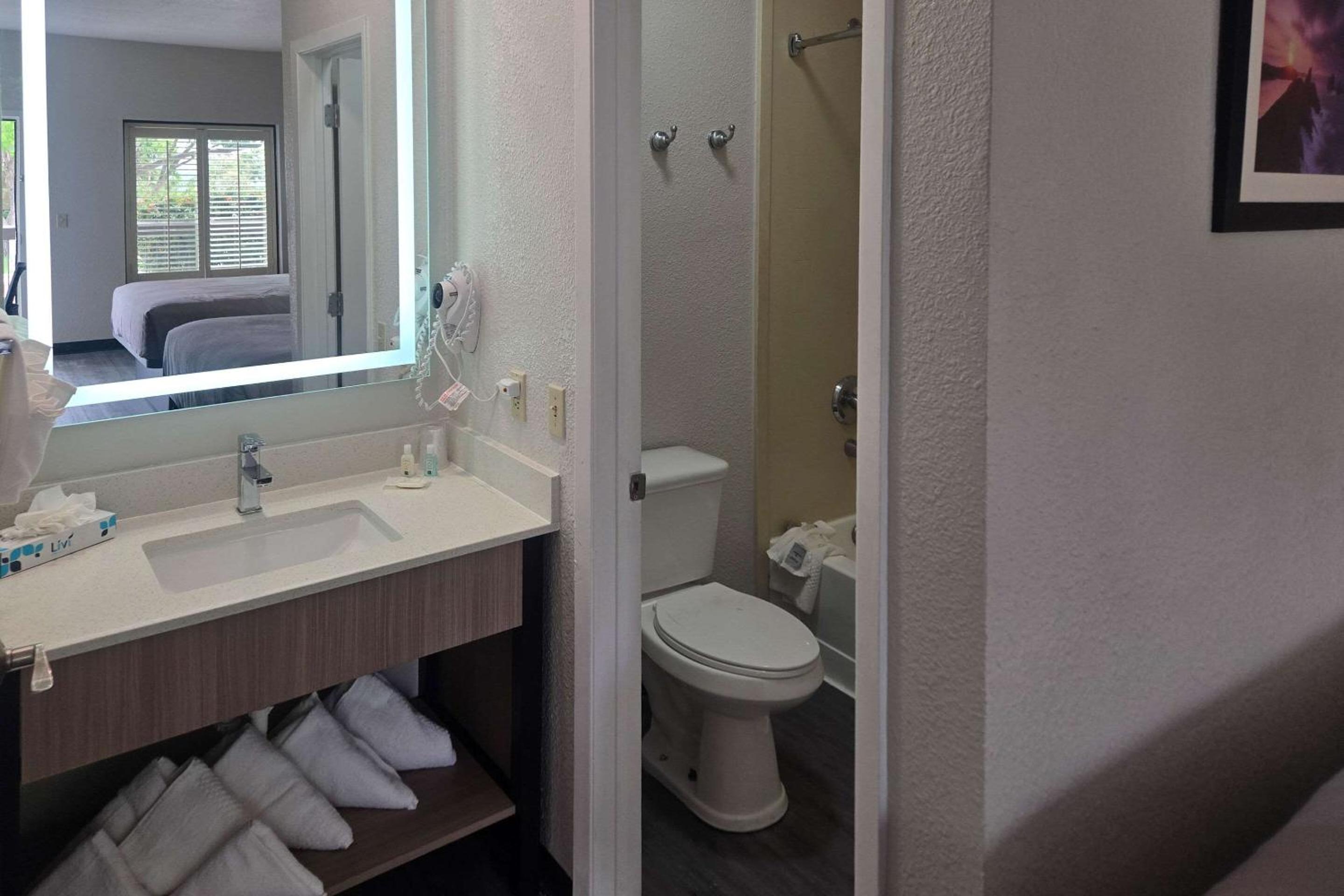 King Room - Non Smoking - Photo 2