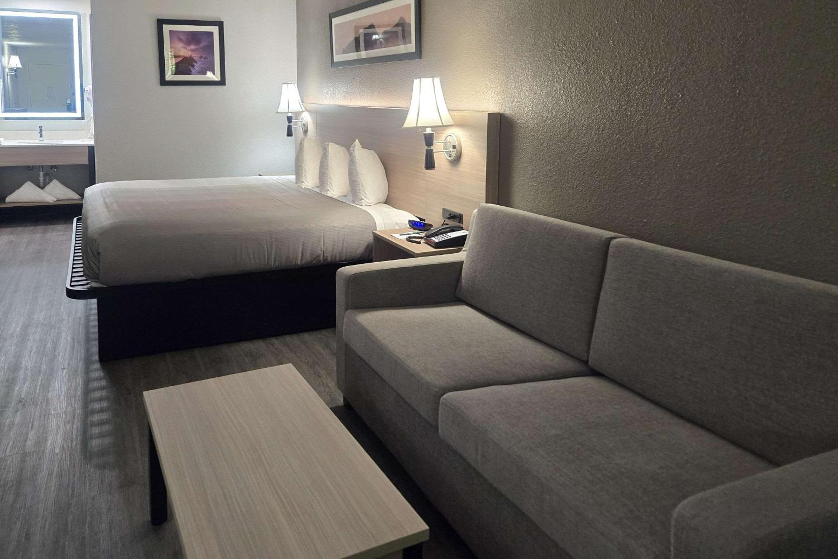 King Suite - Non Smoking - Photo 2