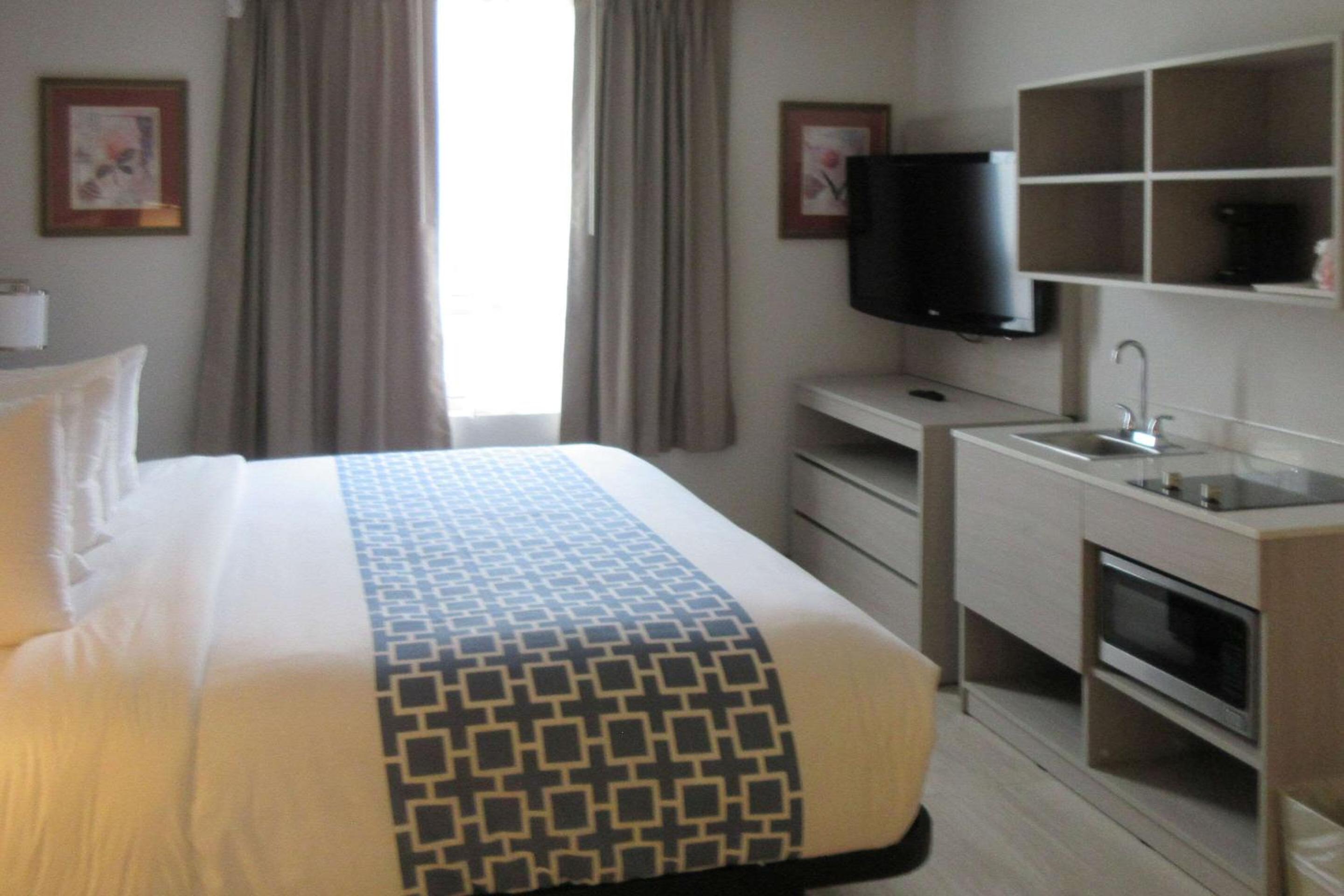 King Suite Kitchenette - Non Smoking