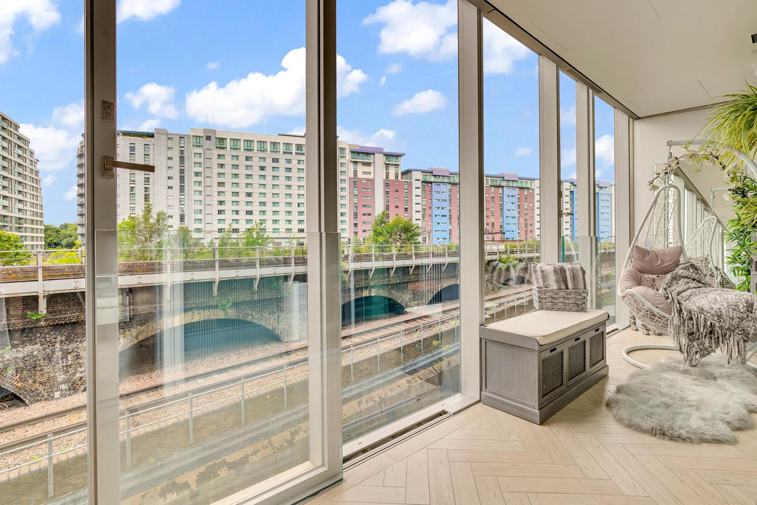 Family Two-Bedroom Apartment with View photo 2