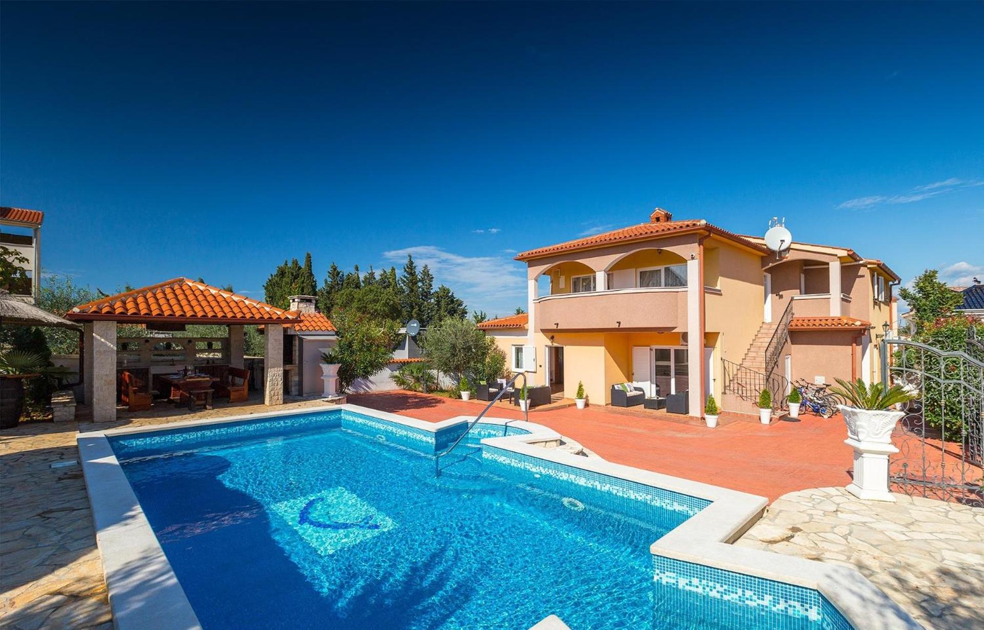One-Bedroom Apartment with Pool View photo 3