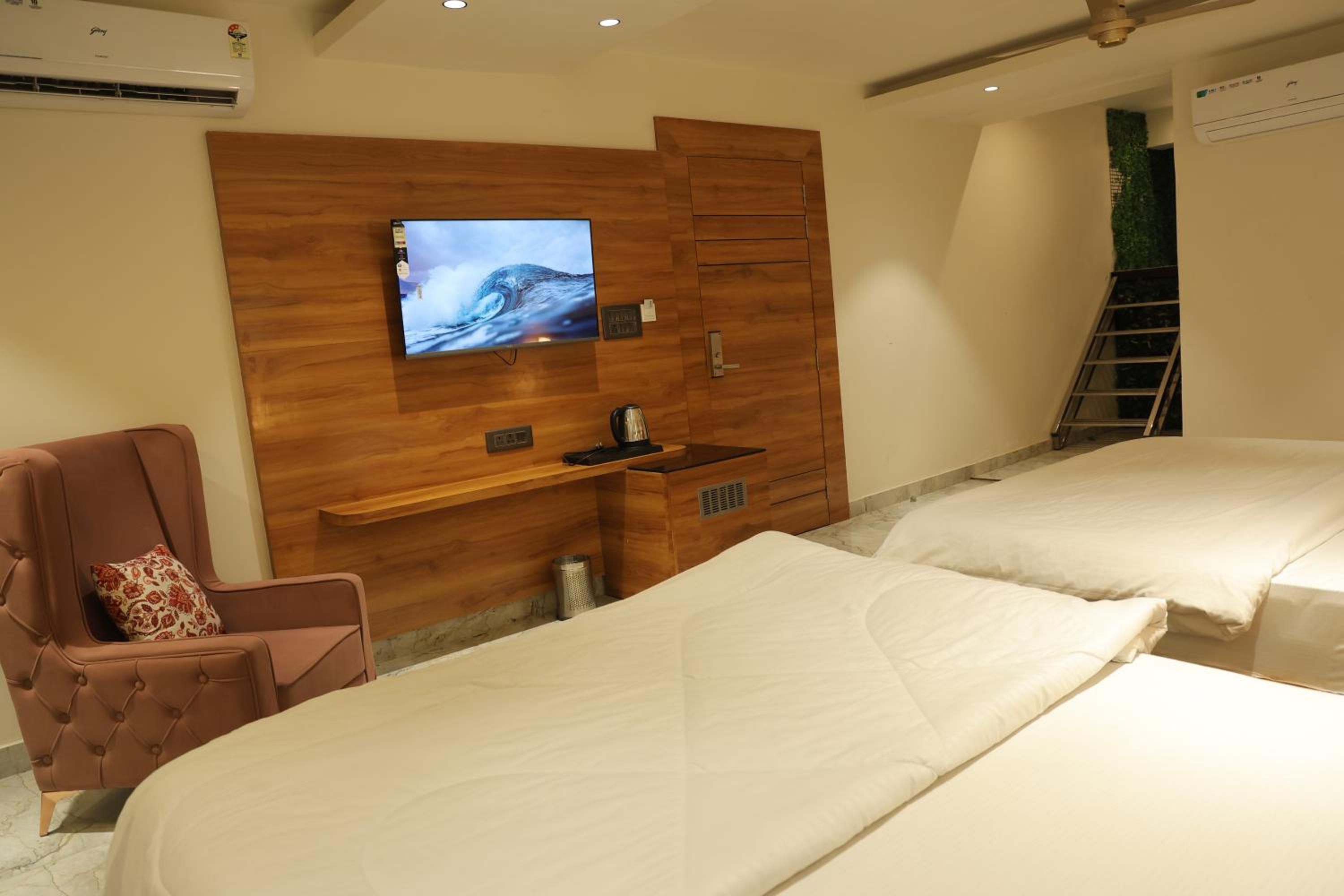 Double or Twin Room with Swimming Pool Access