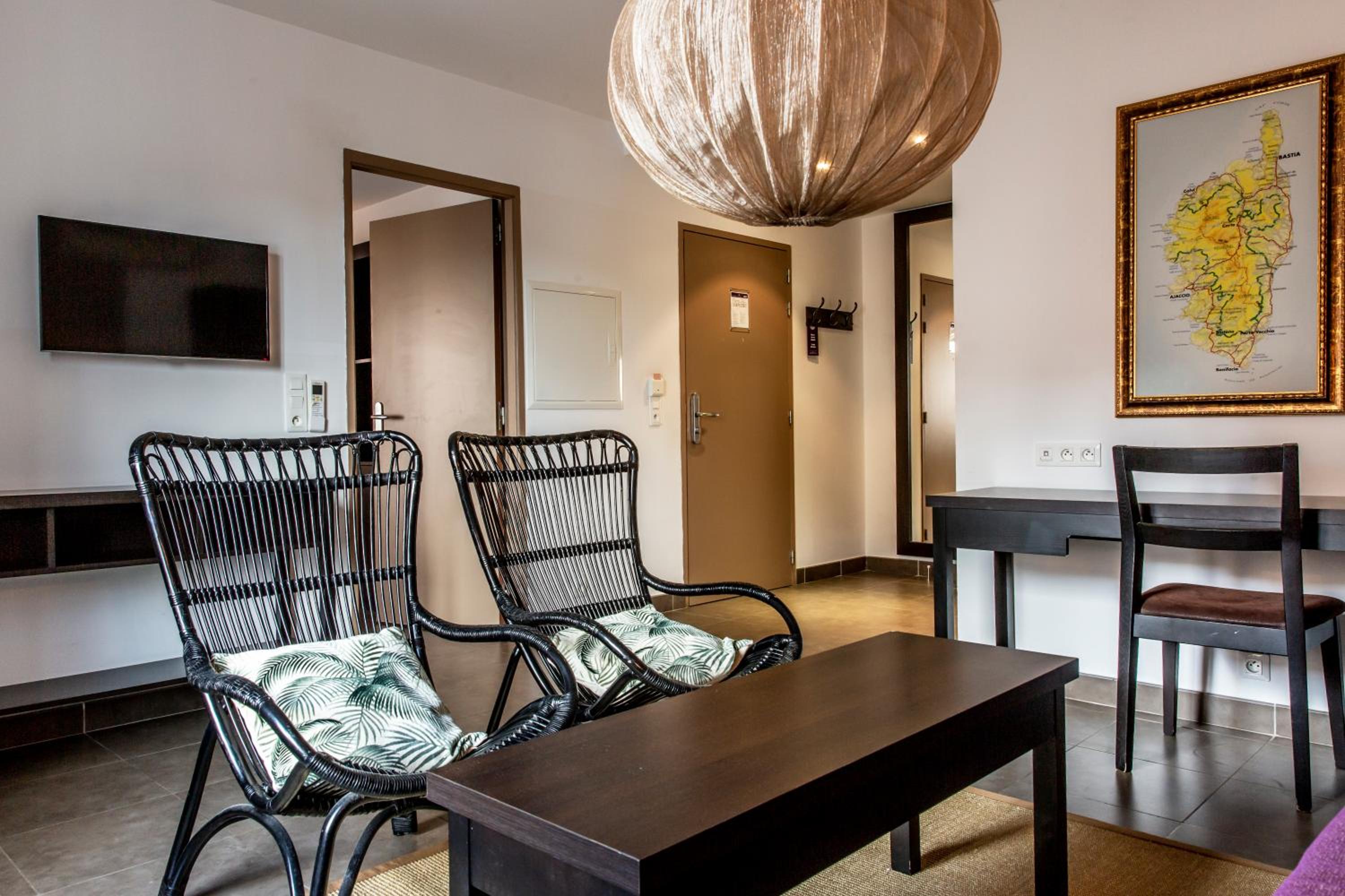 Large Superior Room with Balcony - Photo 2