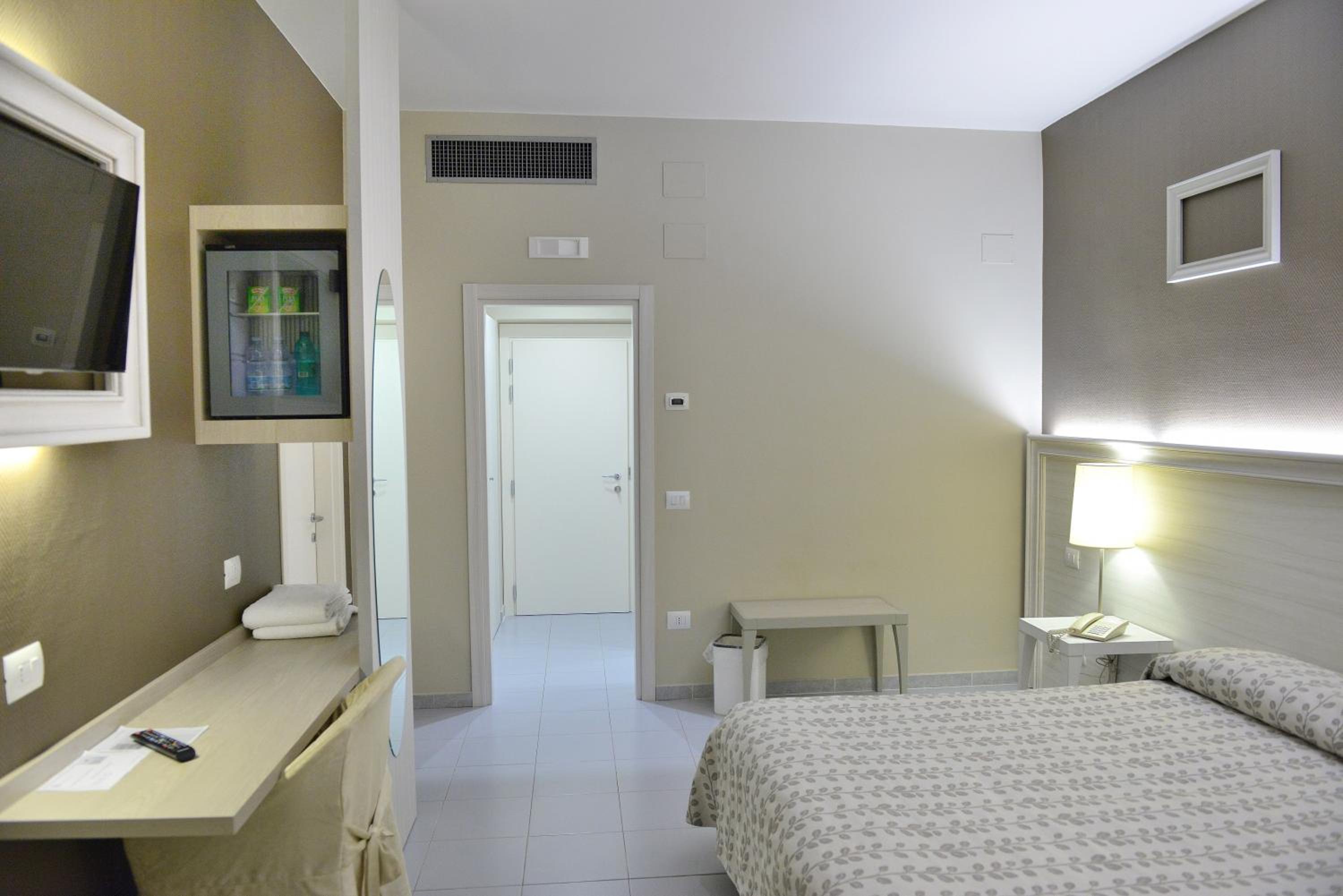 Double or Twin Room - Photo 4