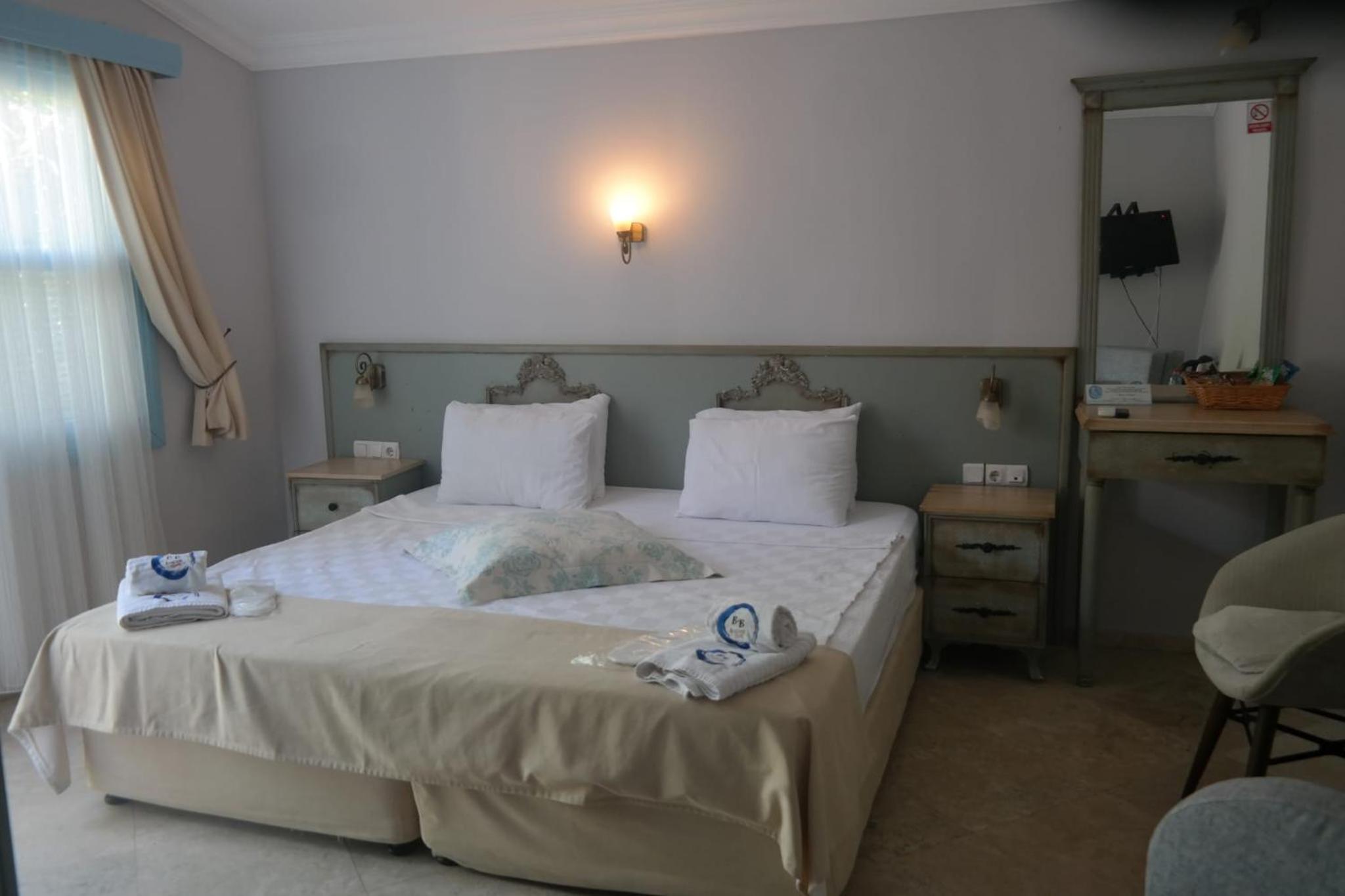 Double Room with Garden View - Photo 3