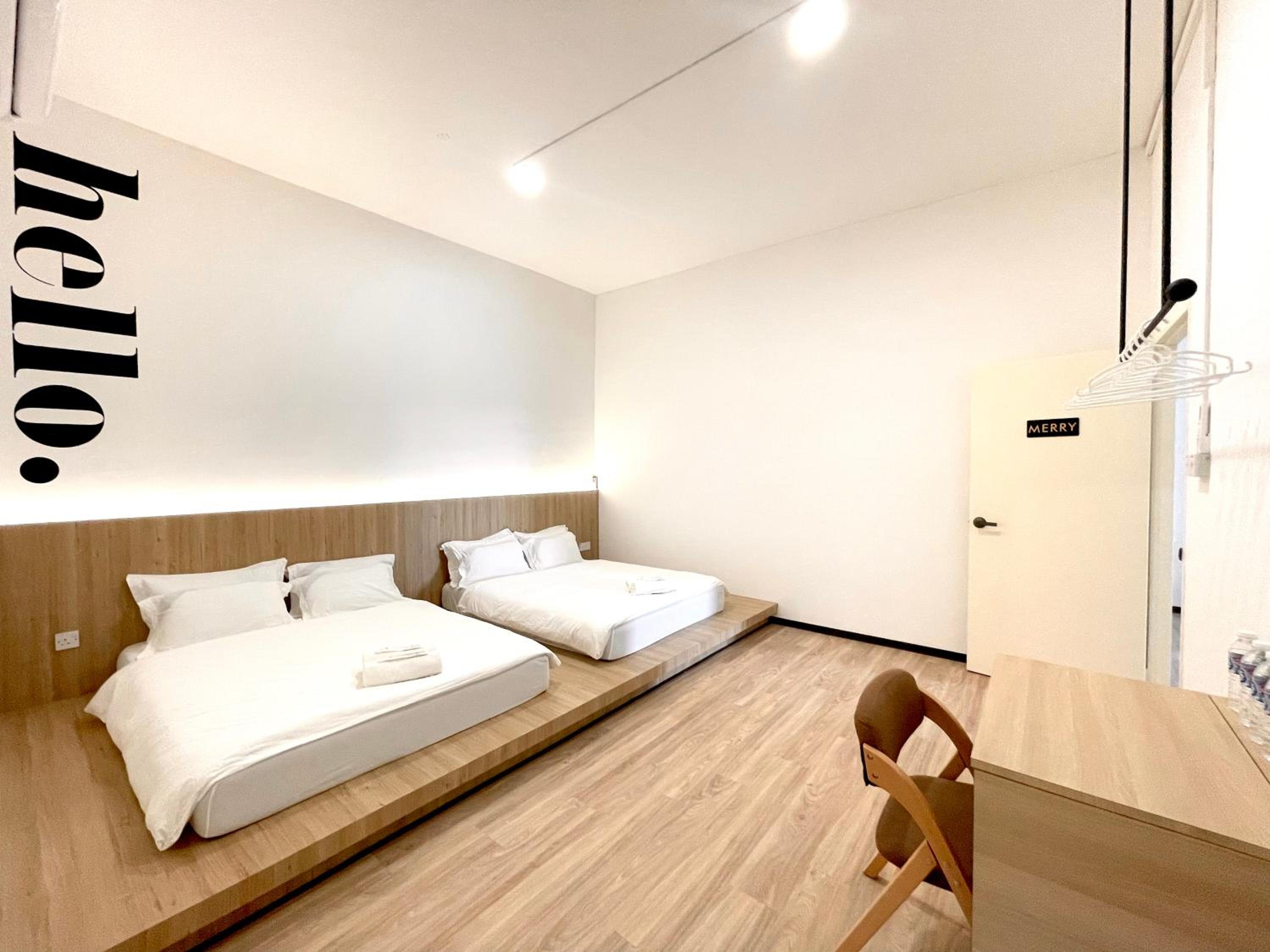 Quadruple Room with Shared Bathroom photo 2