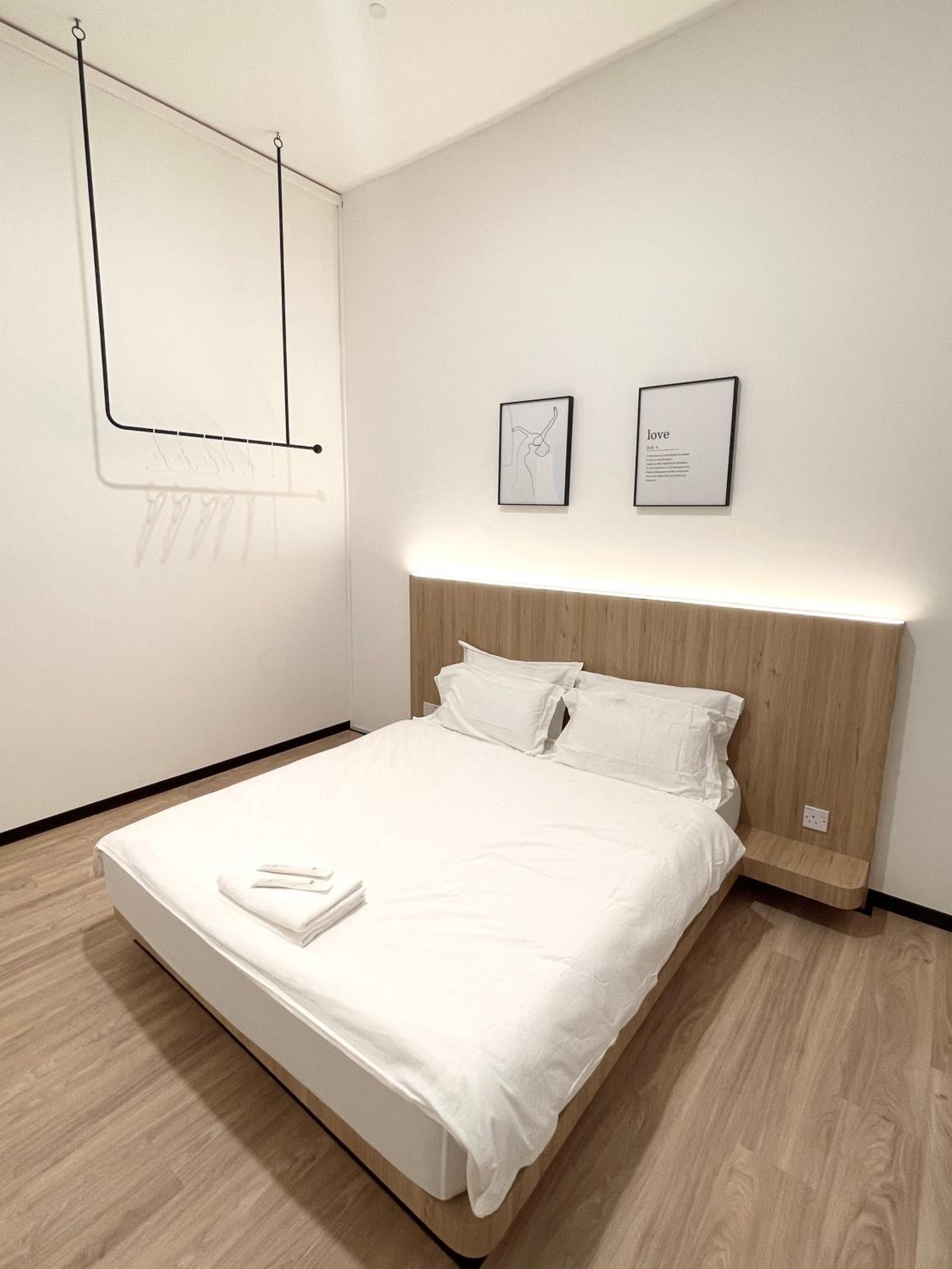 Queen Room with Shared Bathroom photo 2