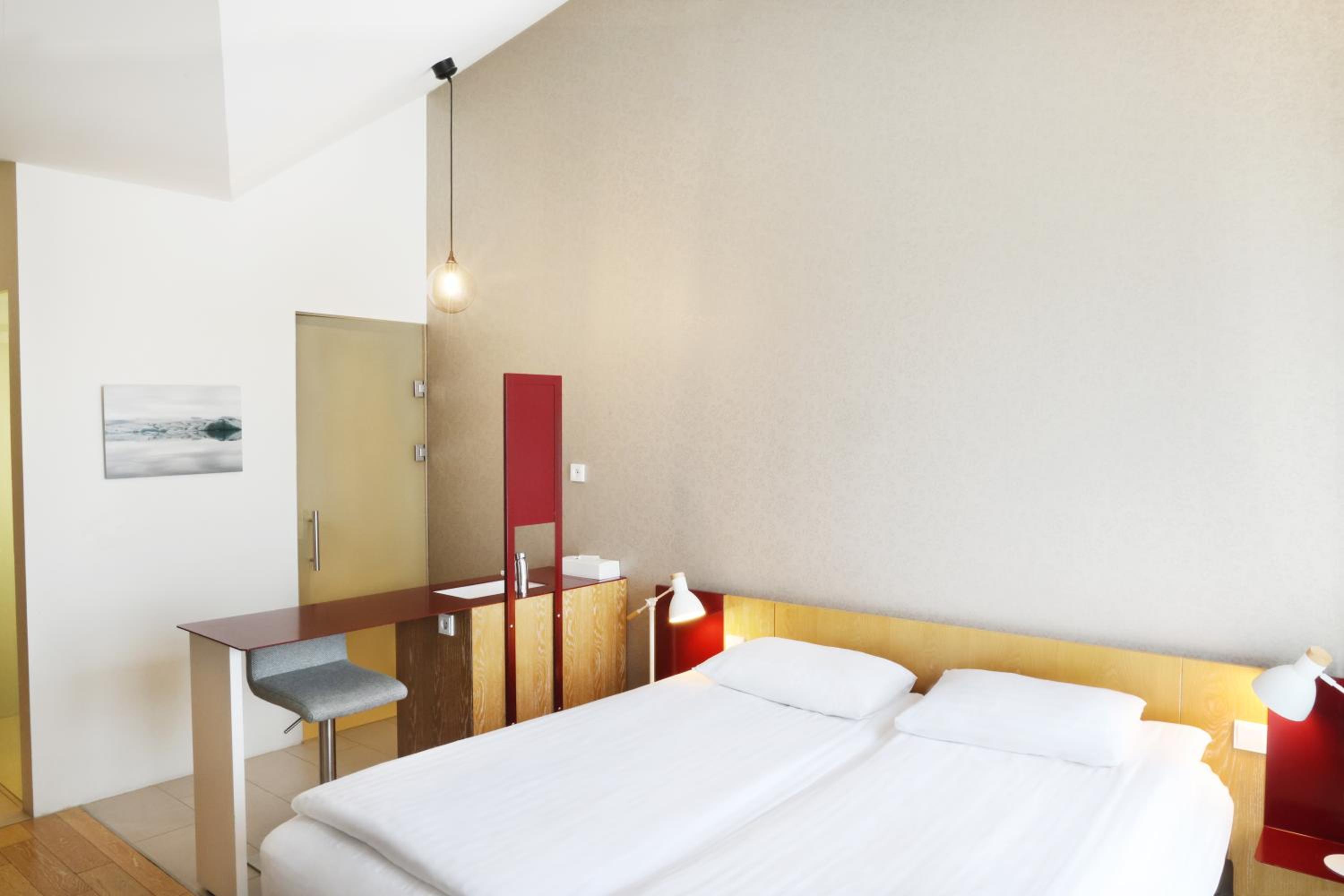 Standard Double or Twin Room with Mountain View photo 2