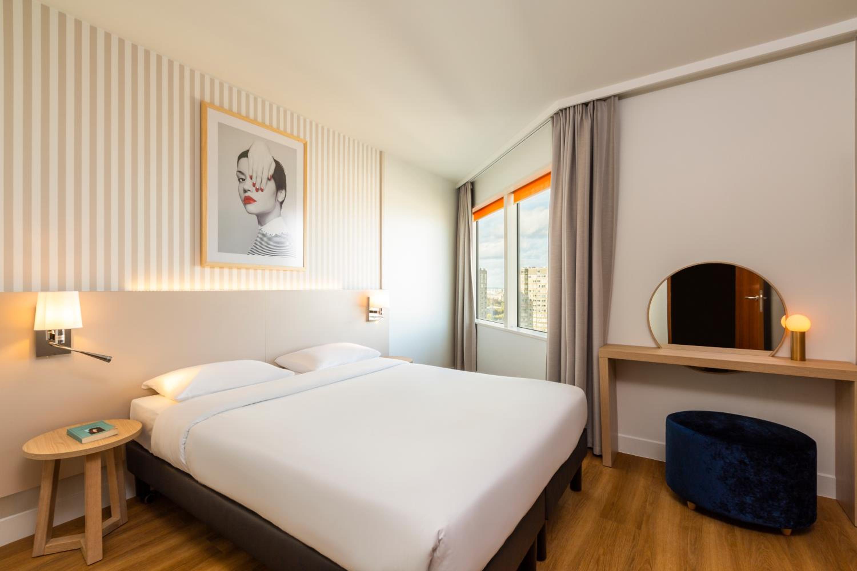 One-Bedroom Apartment with View on Eiffel Tower