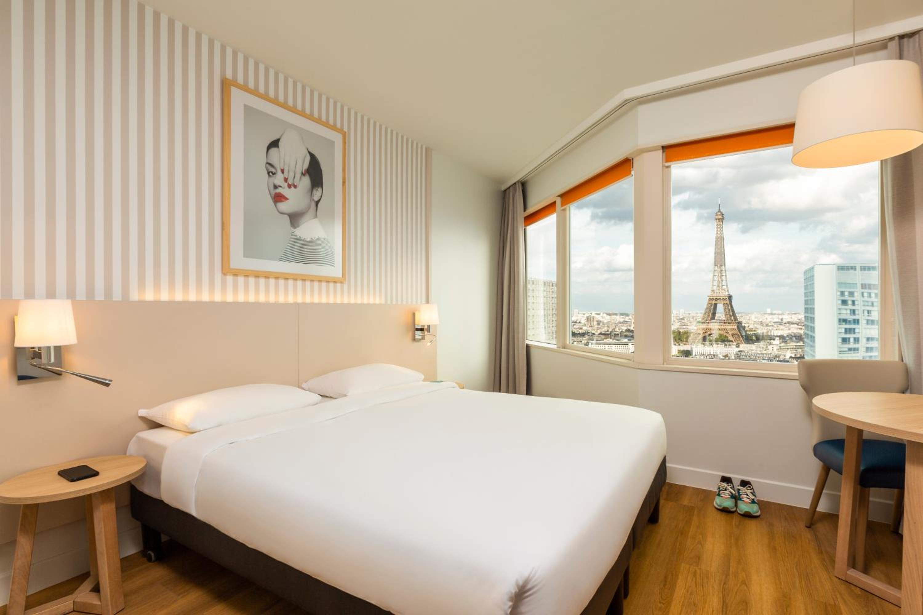 Studio with Eiffel Tower View thumbnail 6