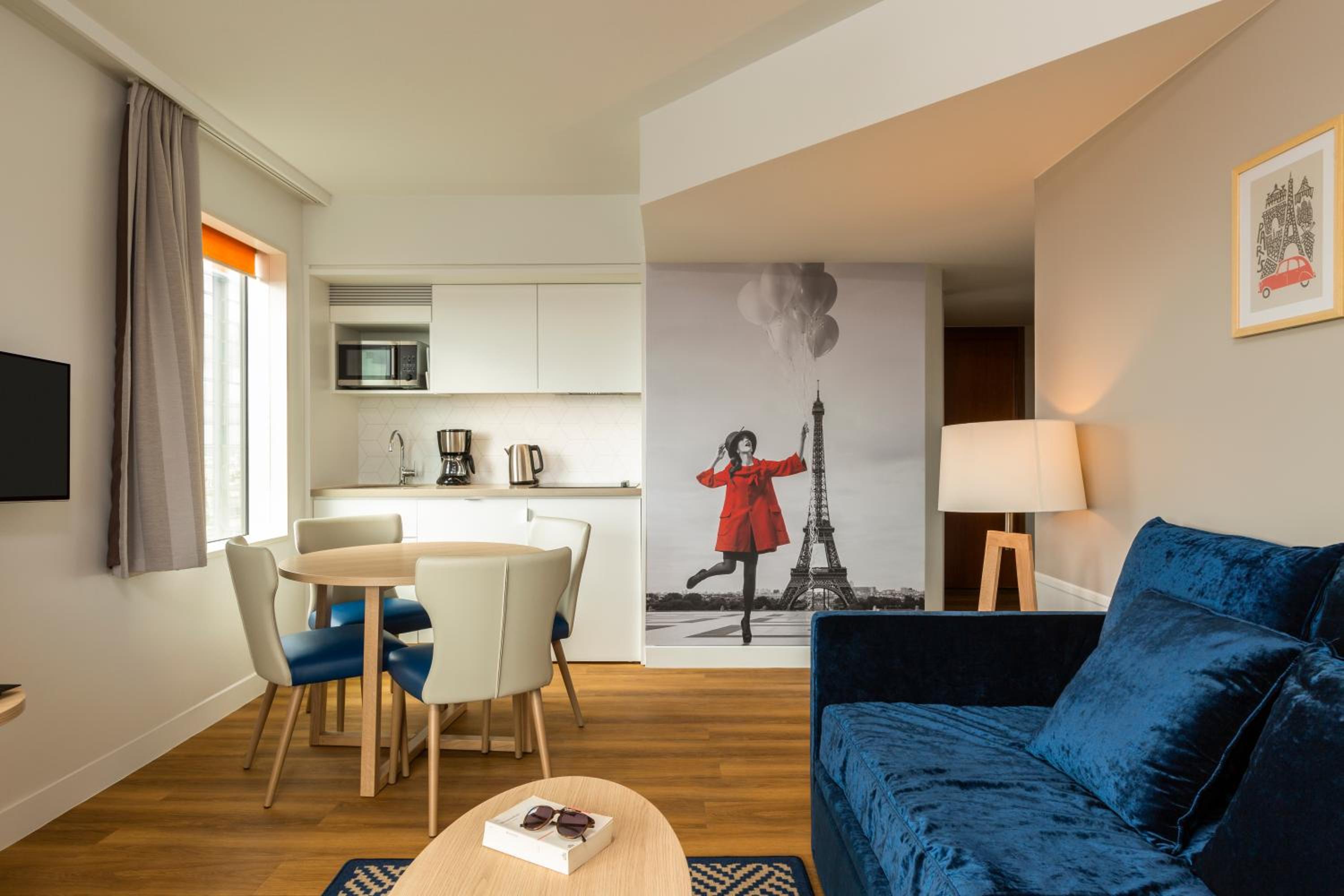 One-Bedroom Apartment with View on Eiffel Tower thumbnail 5