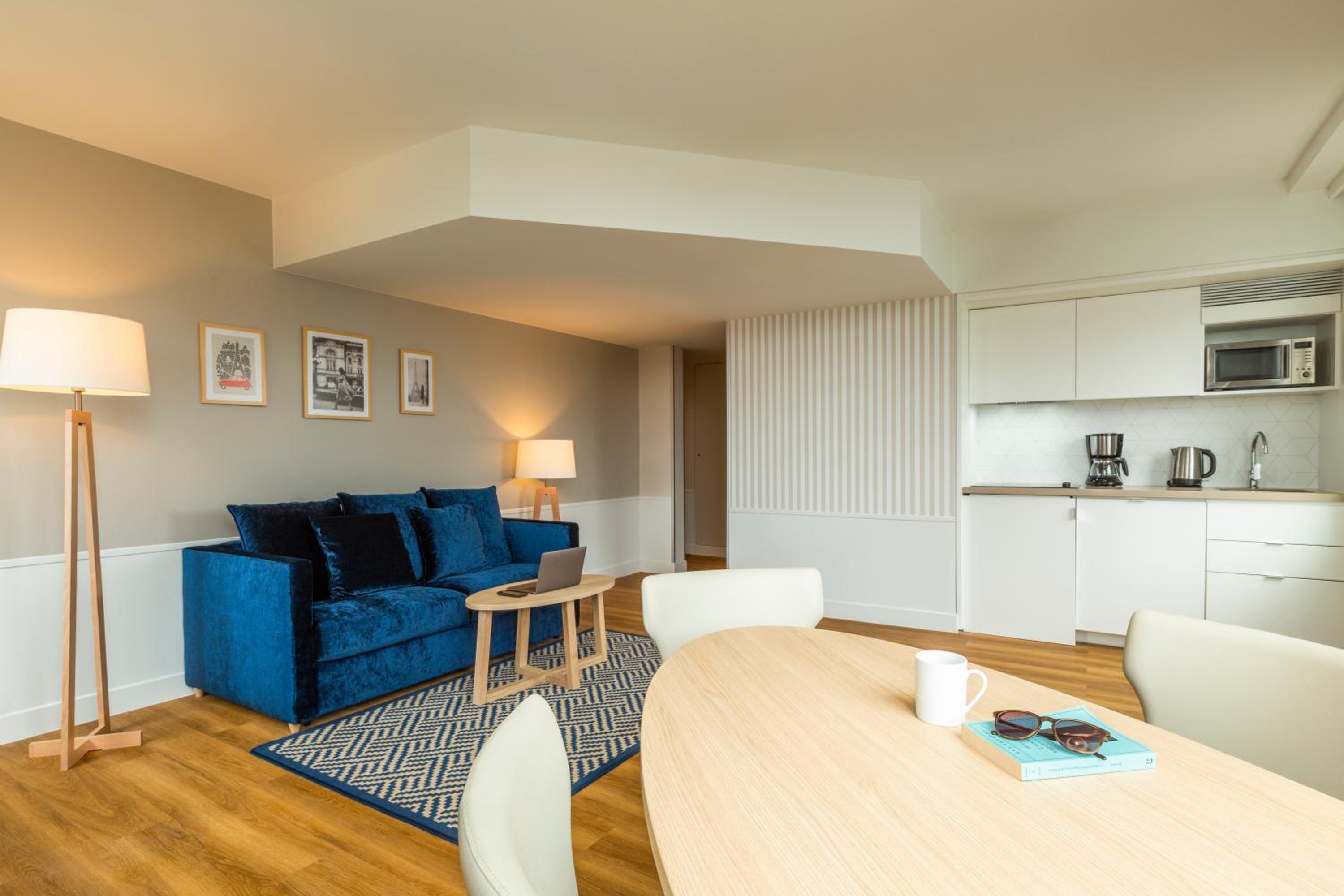 One-Bedroom Apartment with View on Eiffel Tower thumbnail 6