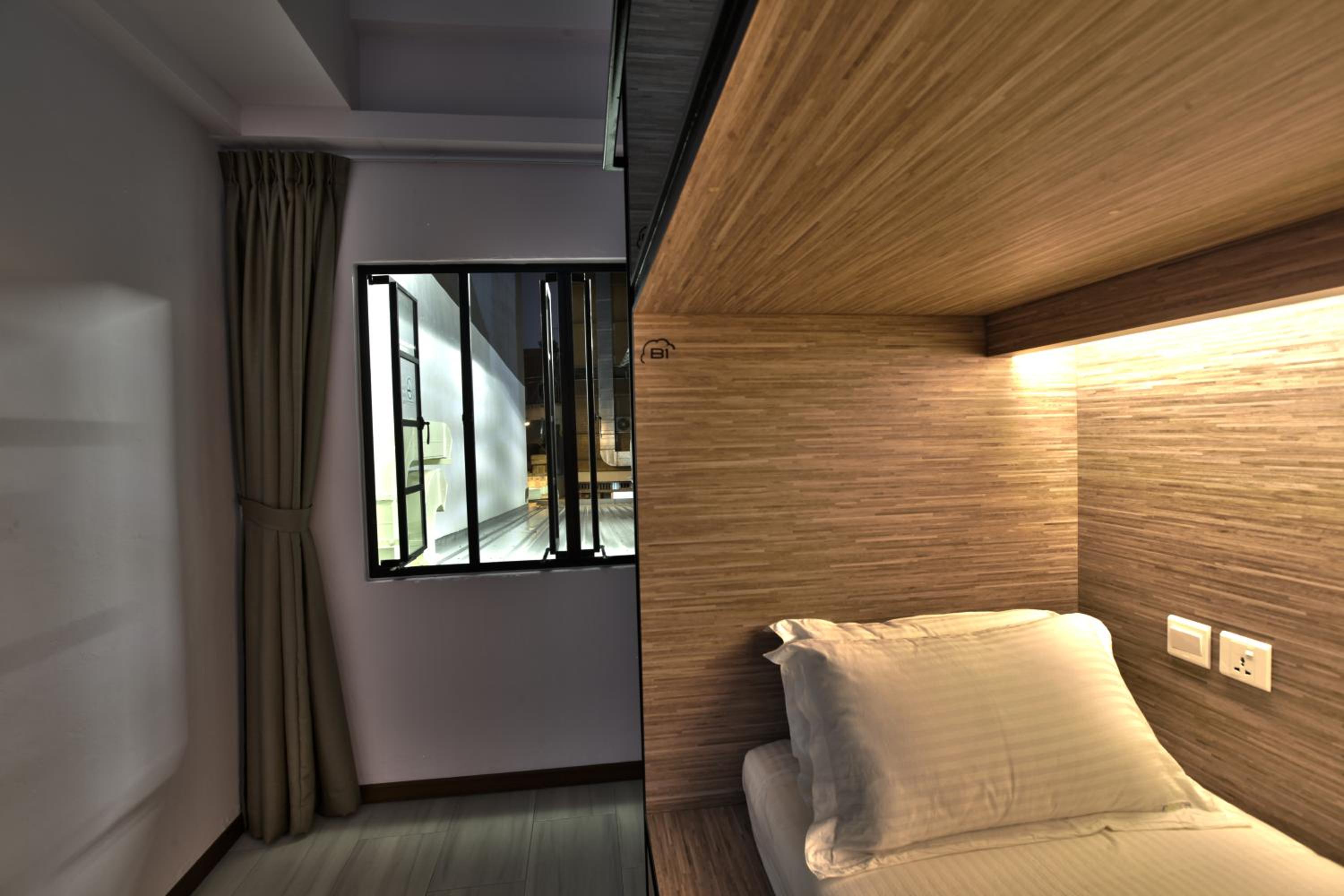 Single Pod in Female Dorm photo 3