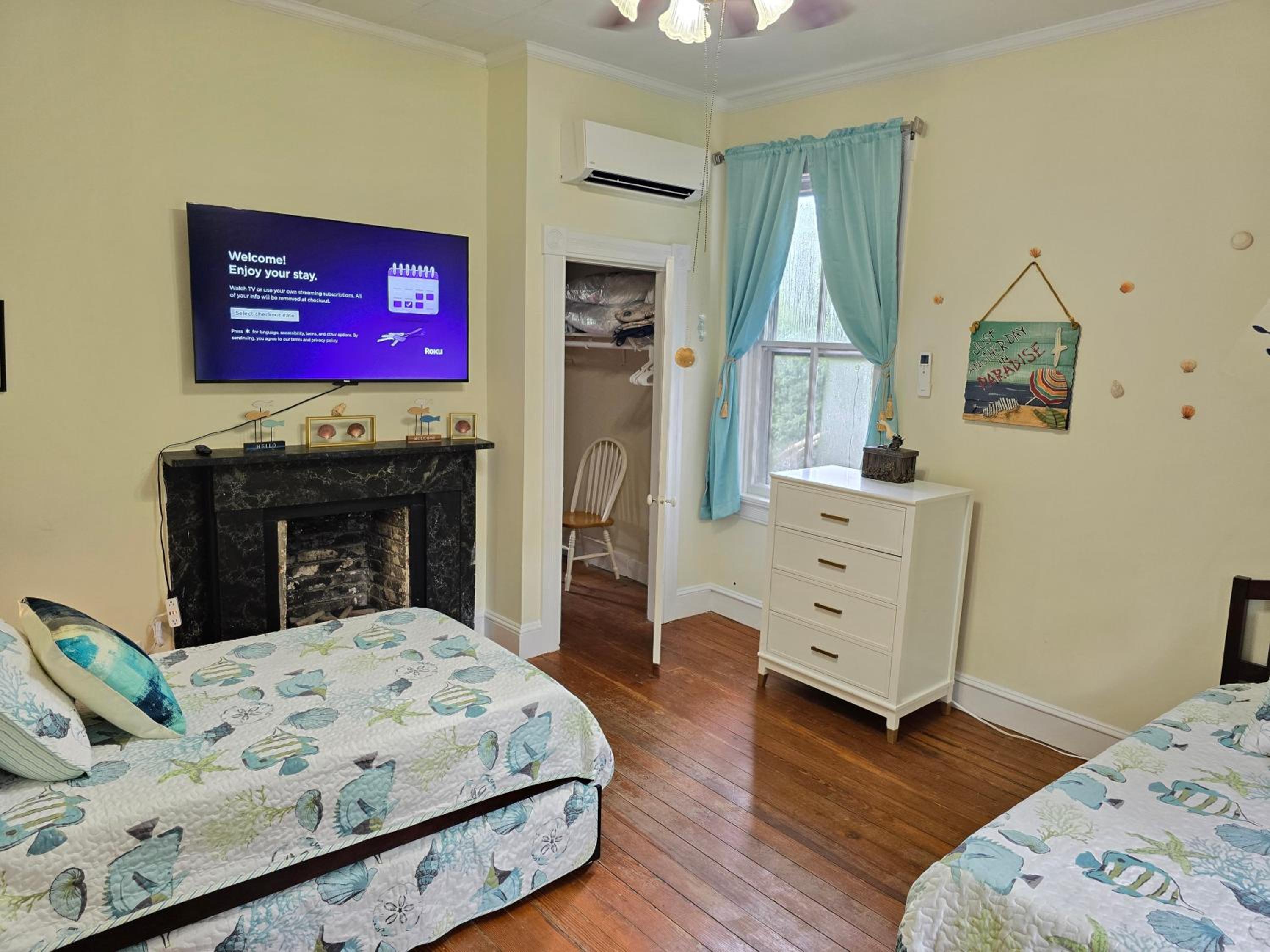 Six-Bedroom House photo 2