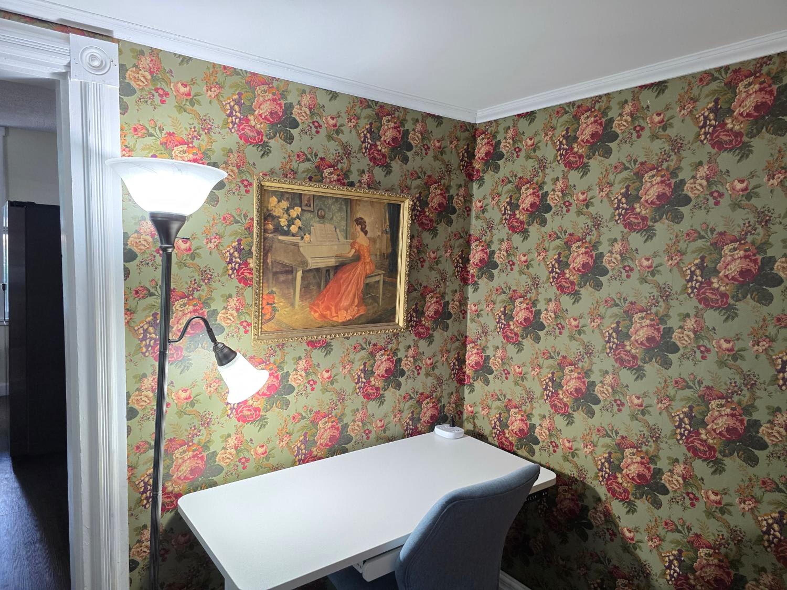 Six-Bedroom House photo 3