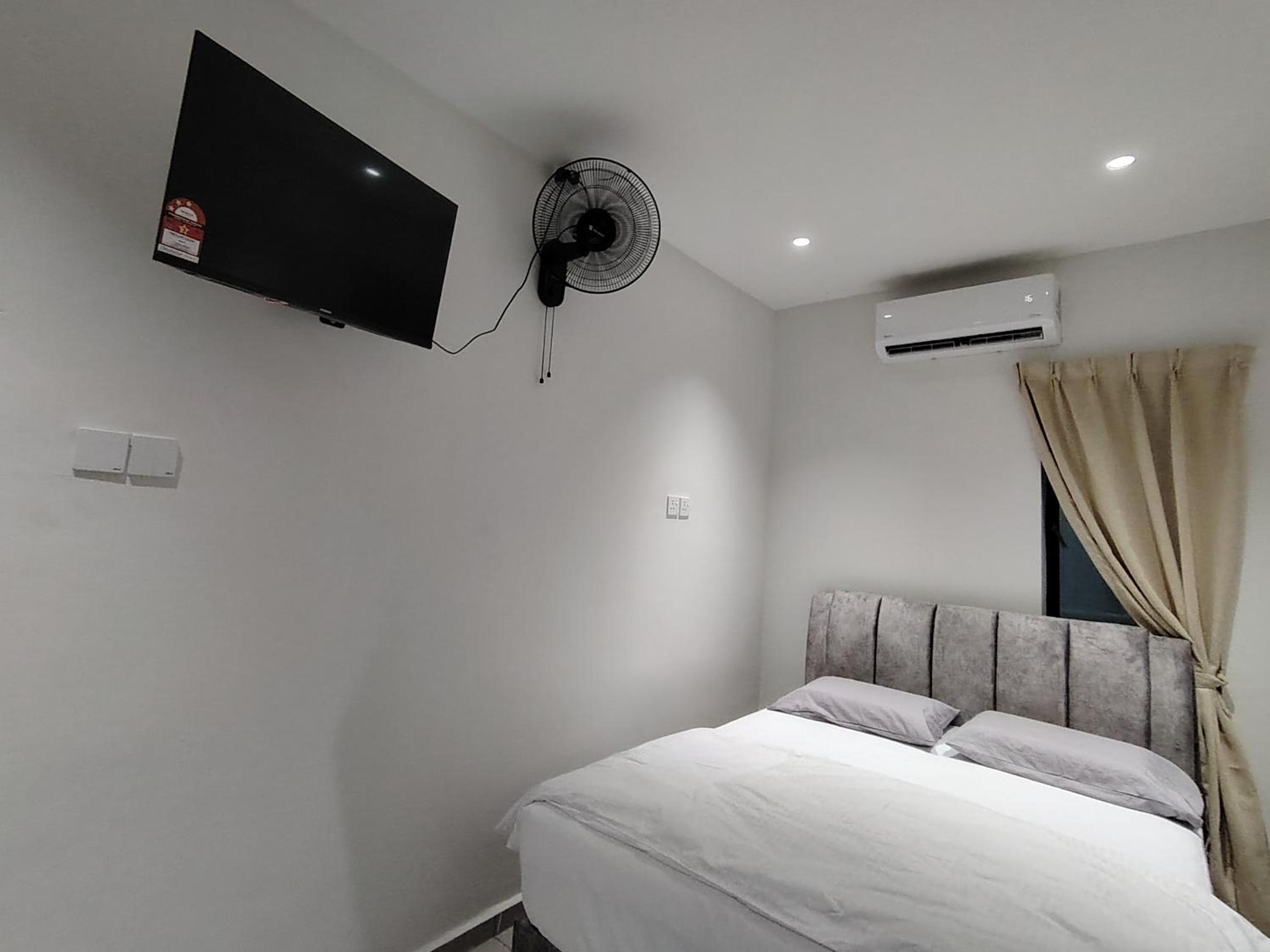 Standard Queen Room