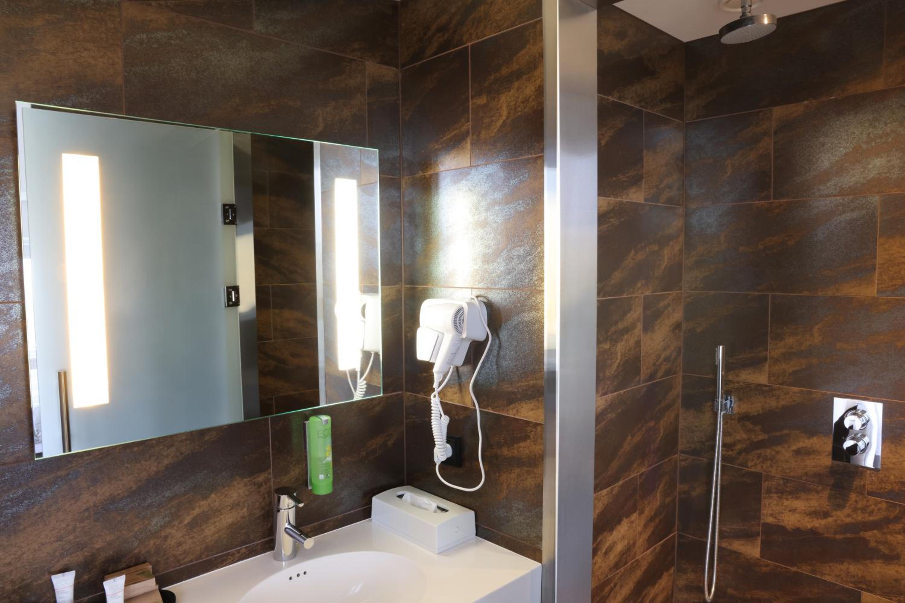 Suite - Photo 9