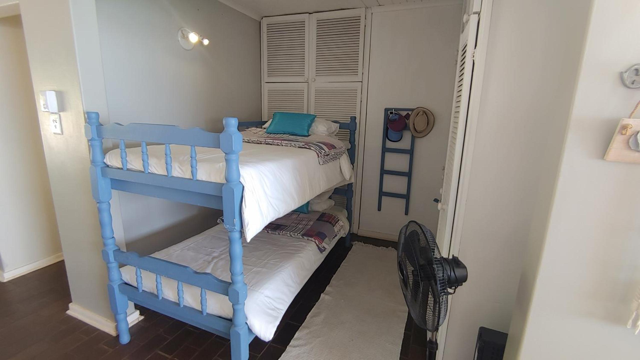Five-Bedroom House photo 1