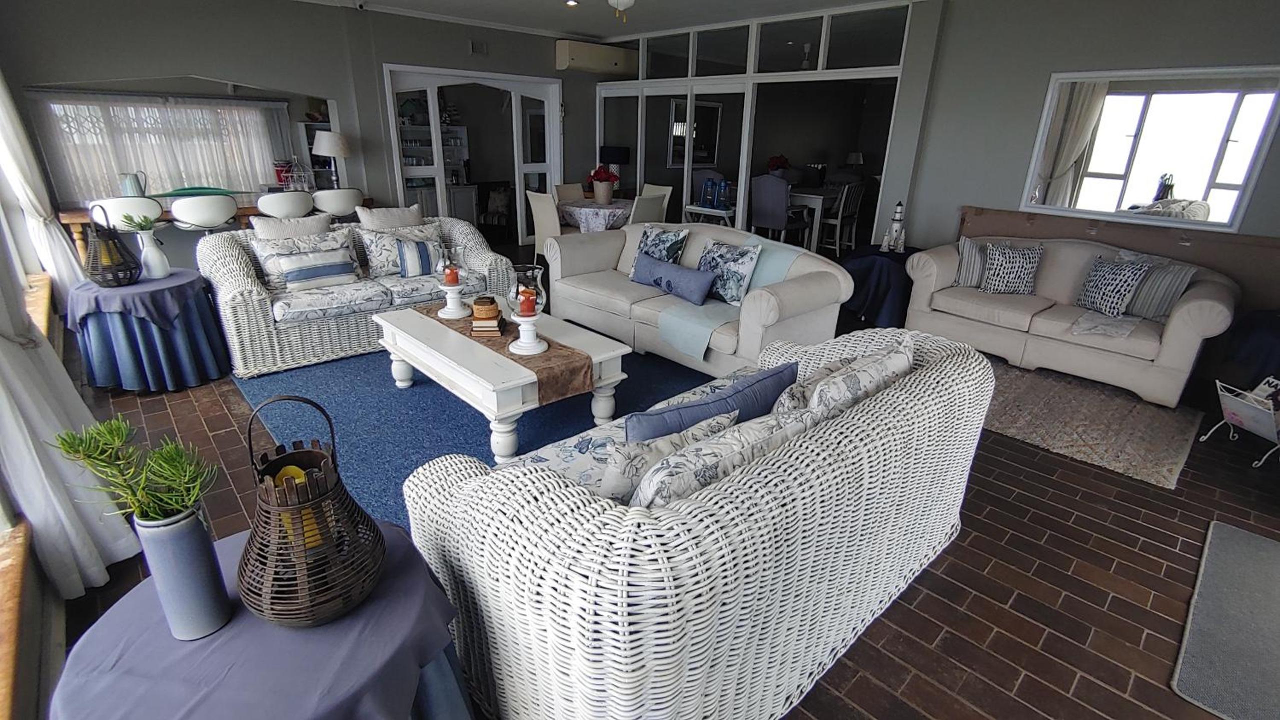 Five-Bedroom House photo 3